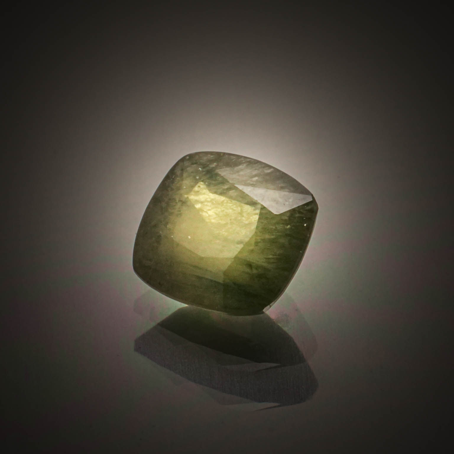 Saphir vert coussin sur papier. - Lazuli