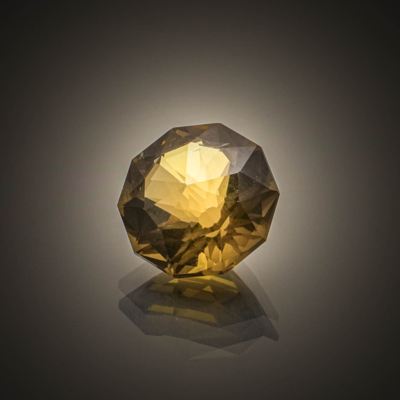 Quartz olive facetté sur papier. - Lazuli