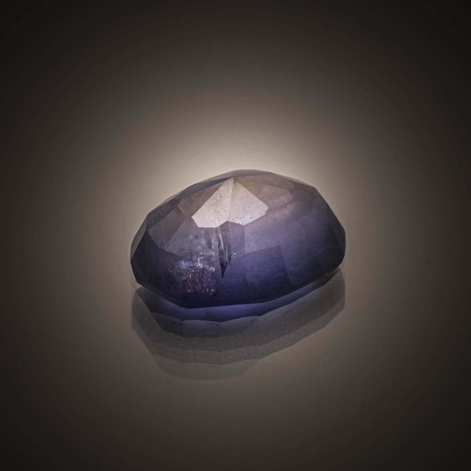 Iolite taillé en rose sur papier. - Lazuli