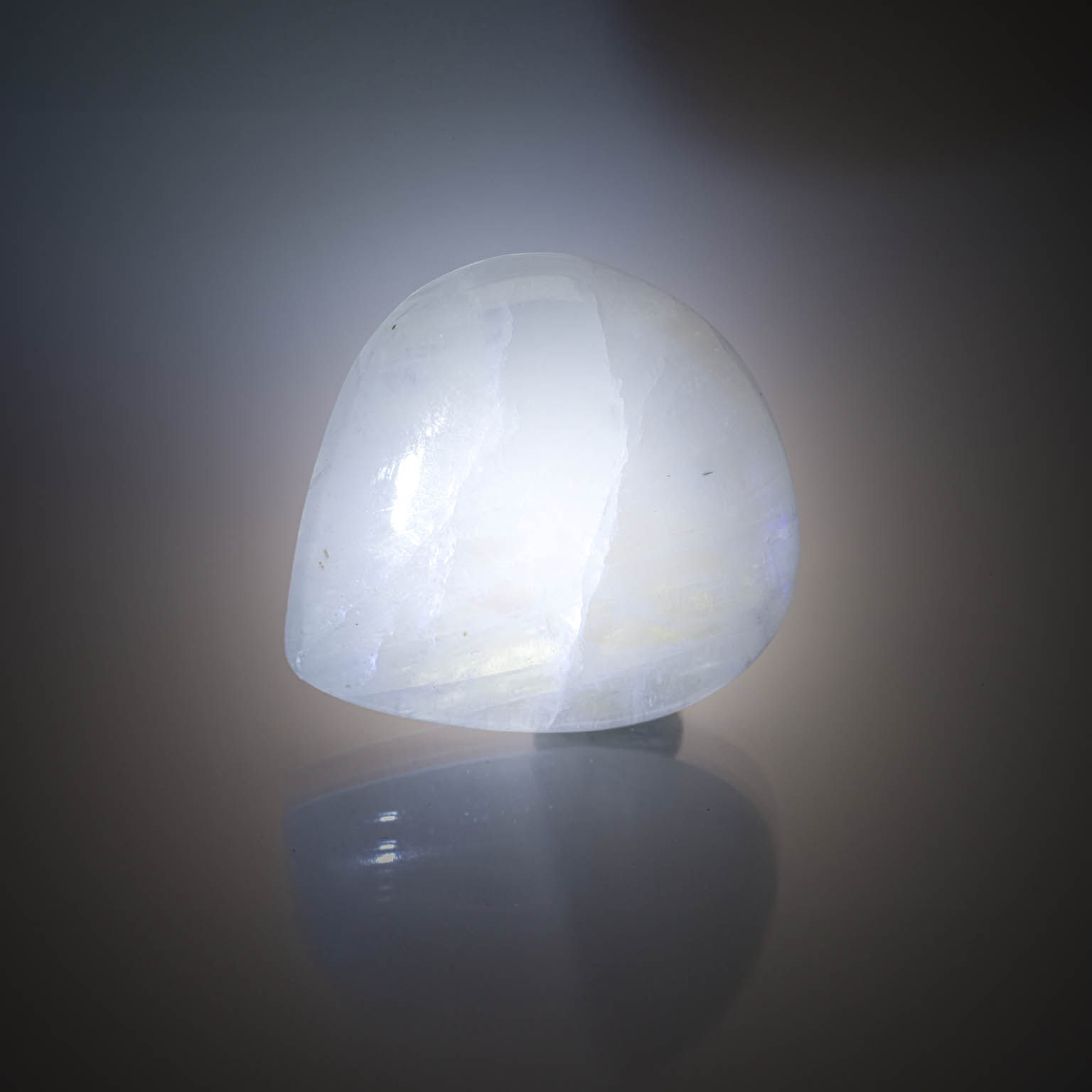 Pierre de lune poire cabochon sur papier. - Lazuli