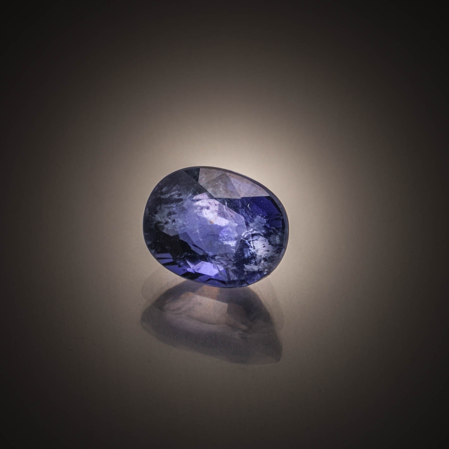 Iolite ovale sur papier. - Lazuli