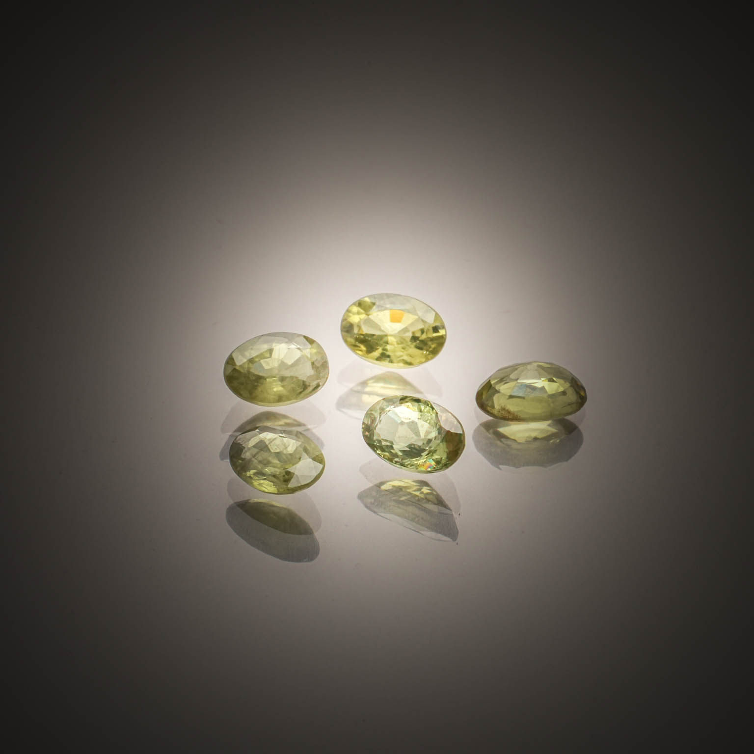 Lot de cinq saphirs verts ovales sur papier. - Lazuli