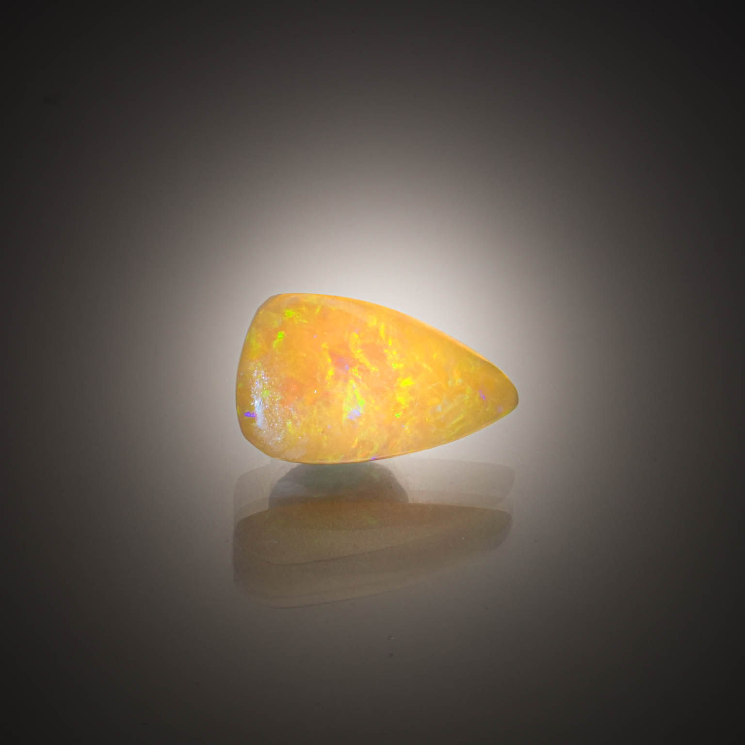 Quartz olive facetté sur papier. - Lazuli