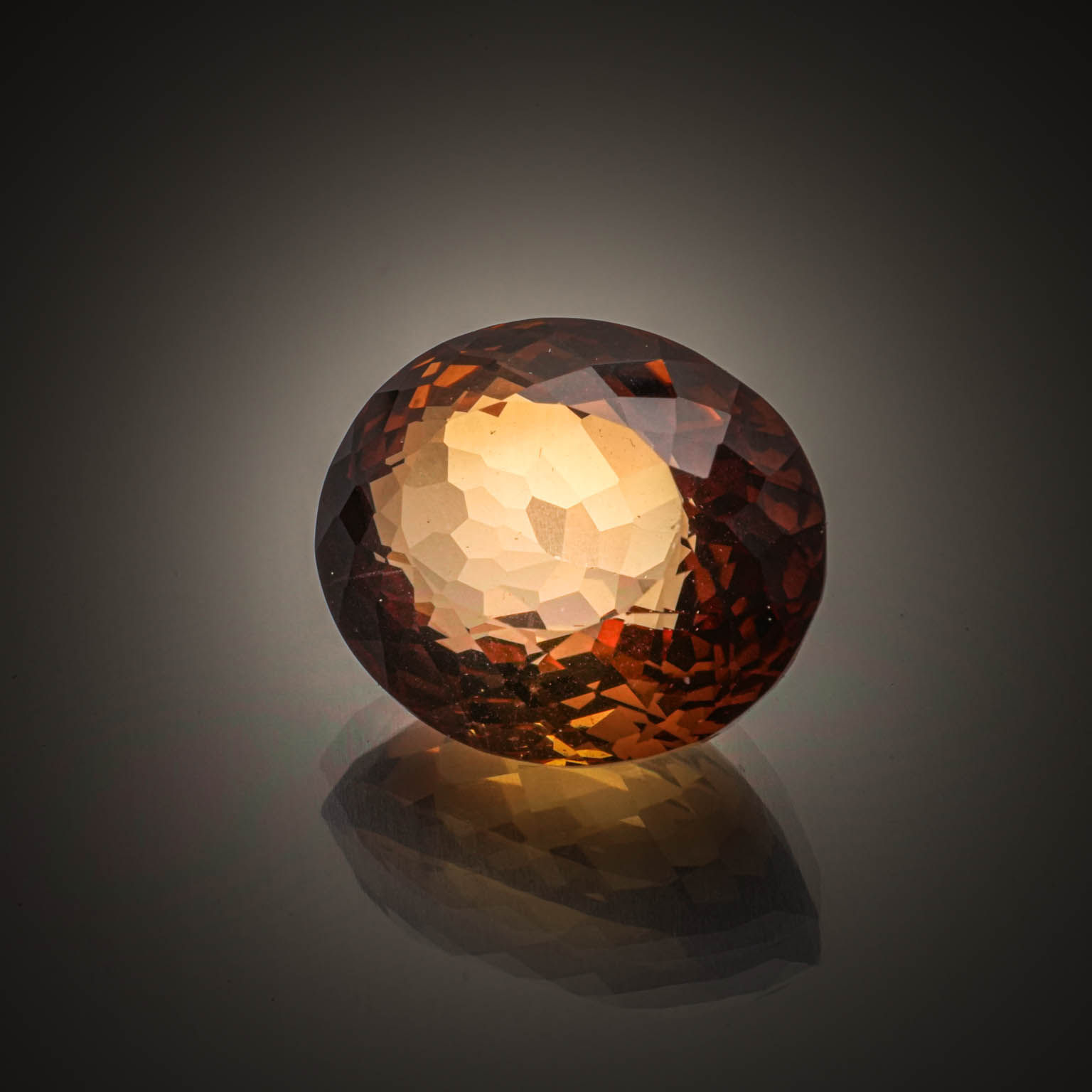 Tourmaline jaune/orangé trillion sur papier. - Lazuli