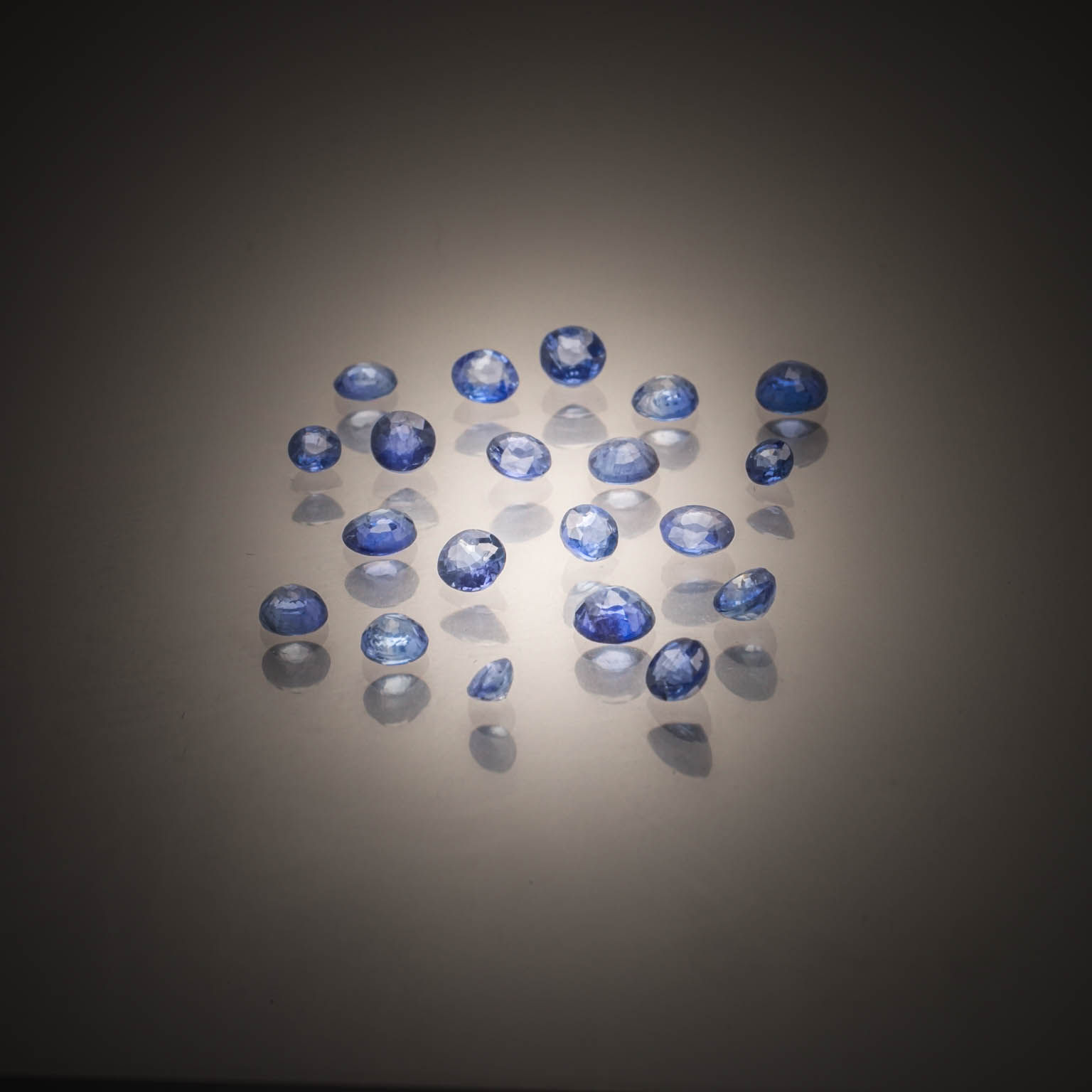 Lot de vingt saphirs ronds sur papier. - Lazuli