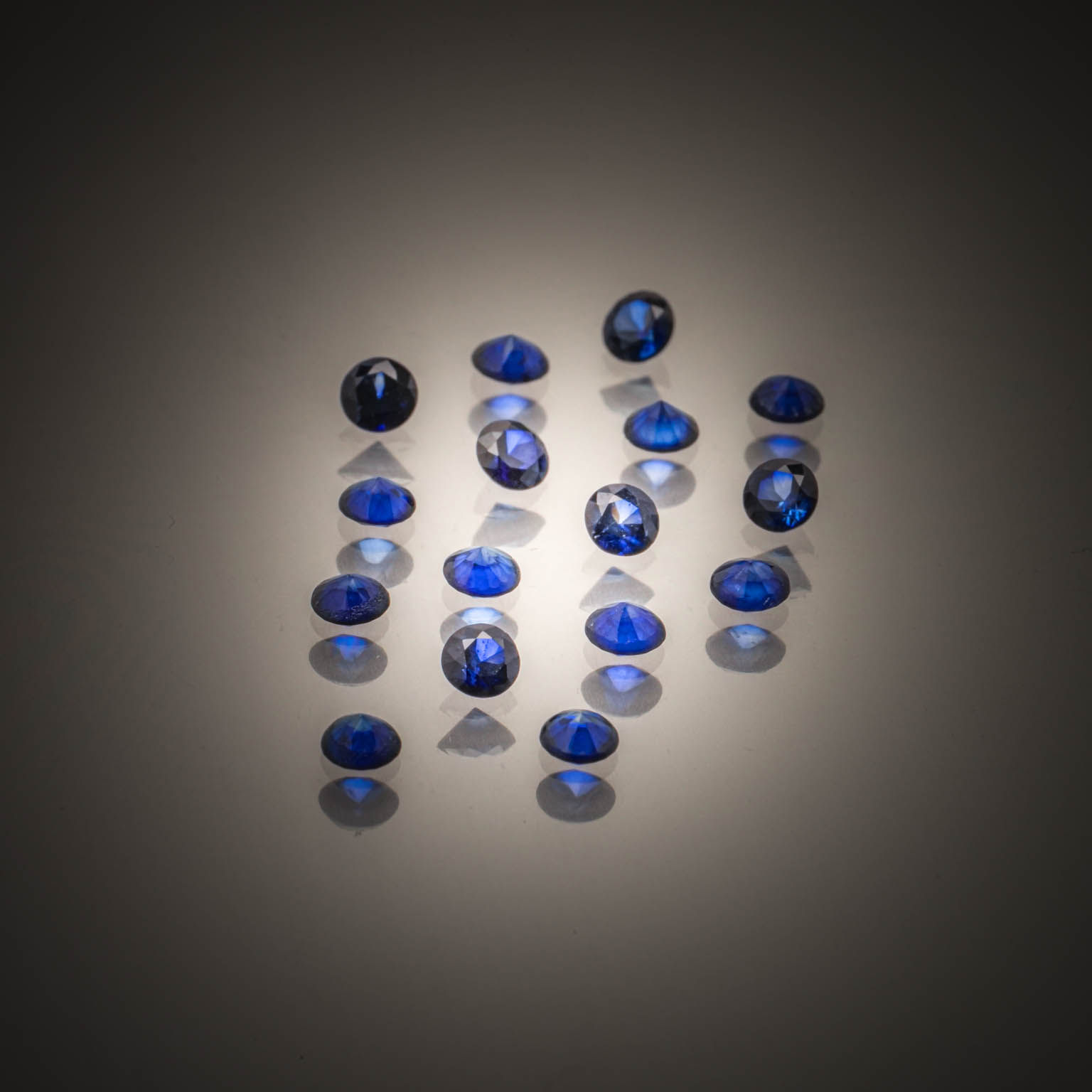 Fluorite verte ovale sur papier. - Lazuli