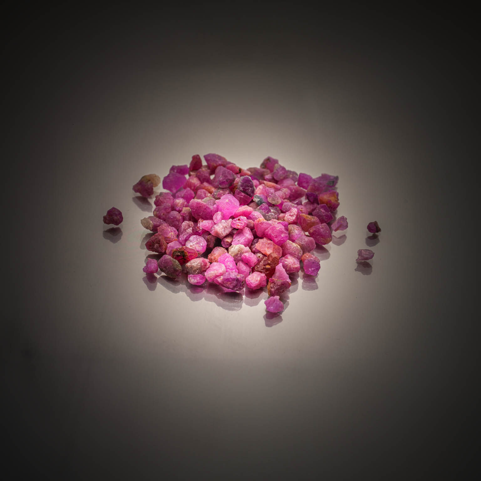 Grenat rhodolite violet/rose poire sur papier. - Lazuli