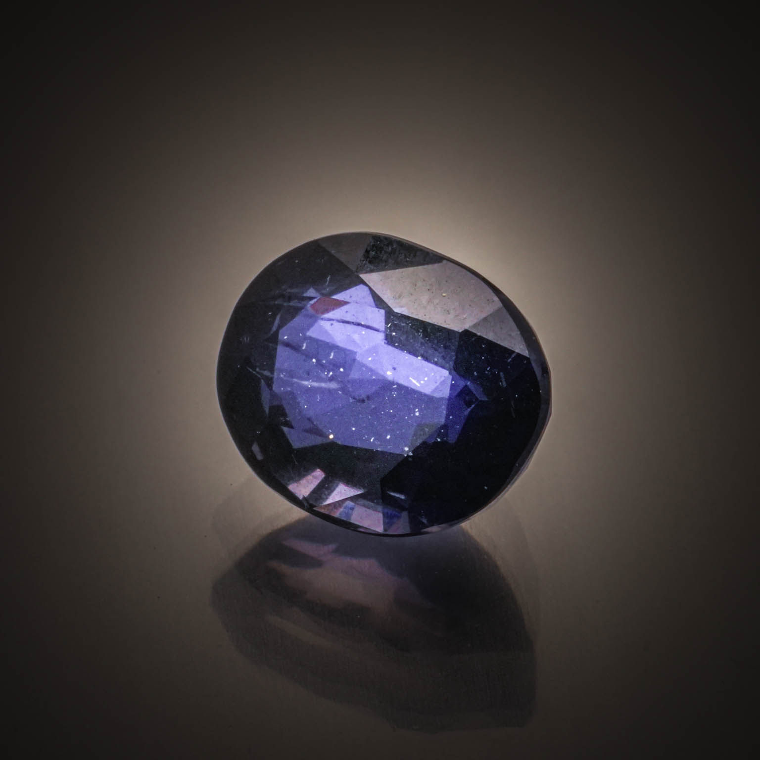 Topaze bleue ovale sur papier. - Lazuli