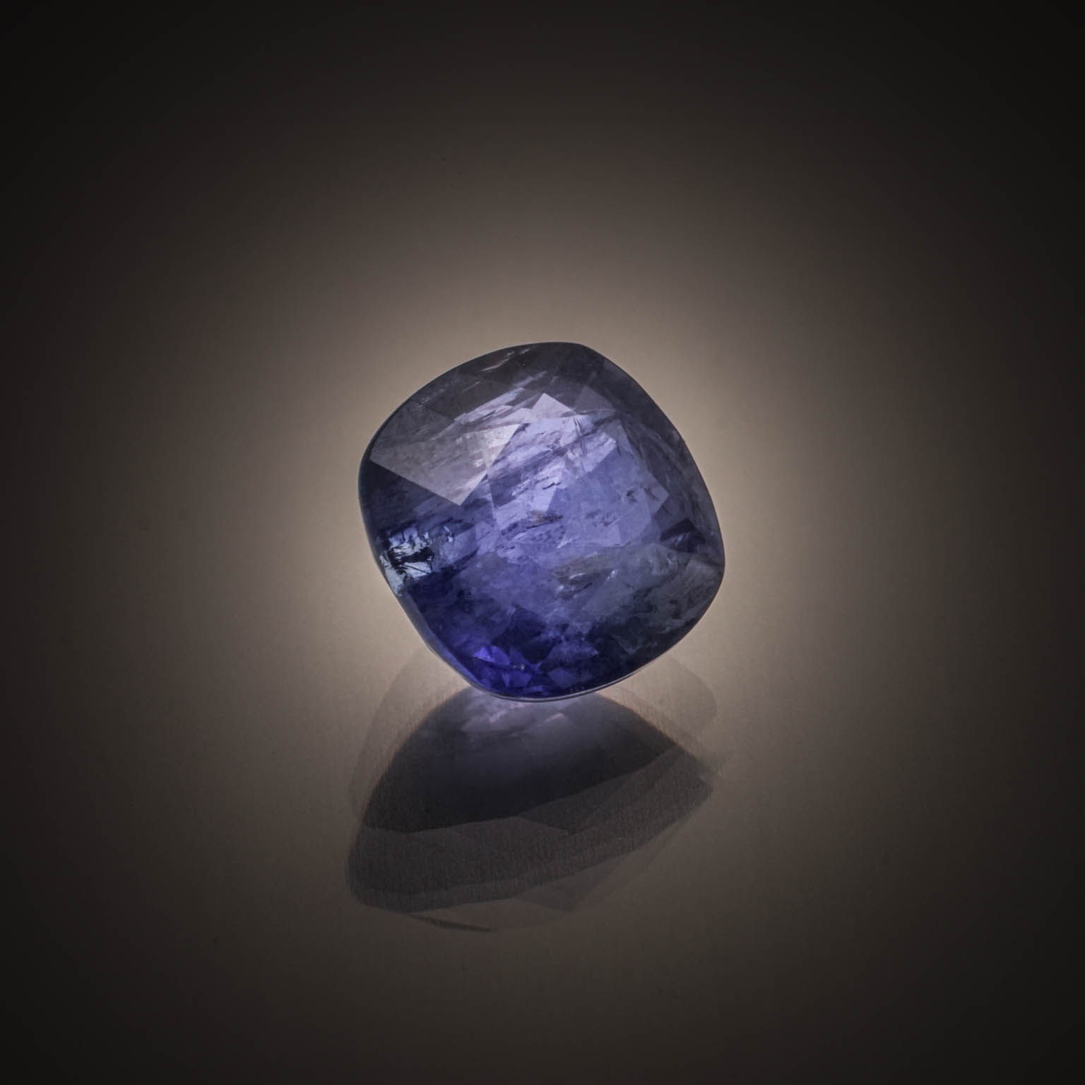 Iolite taillé en rose sur papier. - Lazuli