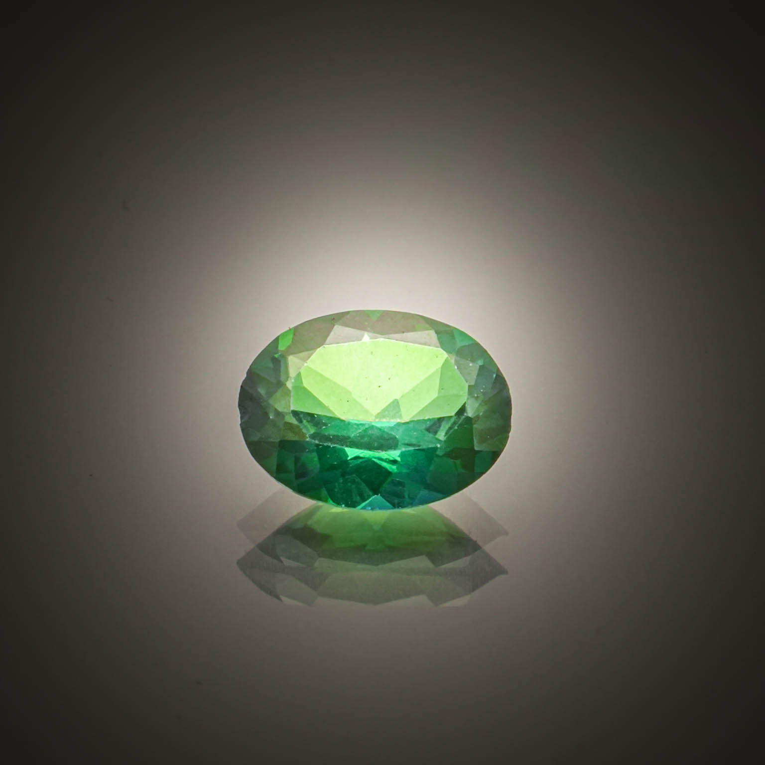 Topaze verte ovale sur papier. - Lazuli