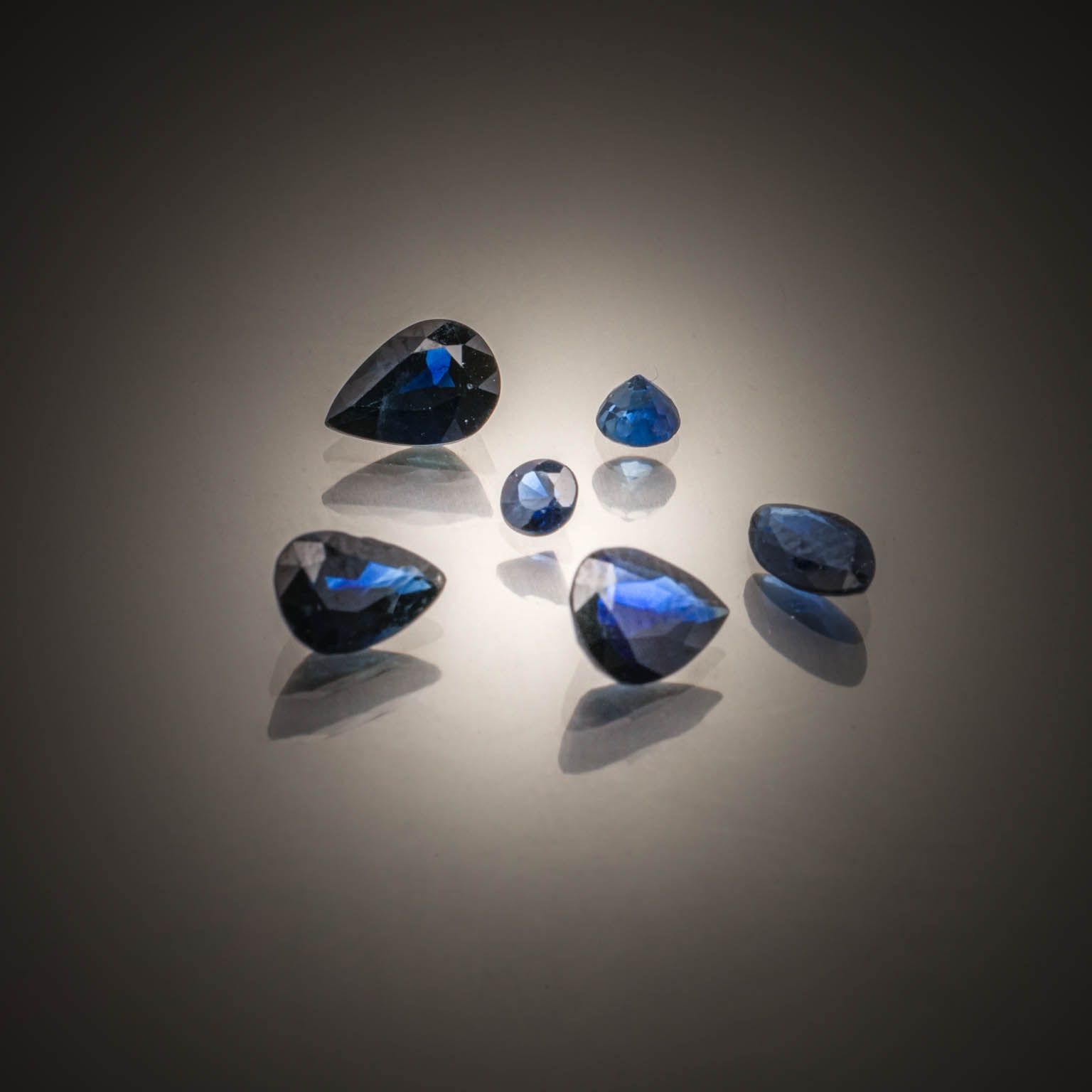 Tourmaline bleue/verte brute sur papier. - Lazuli
