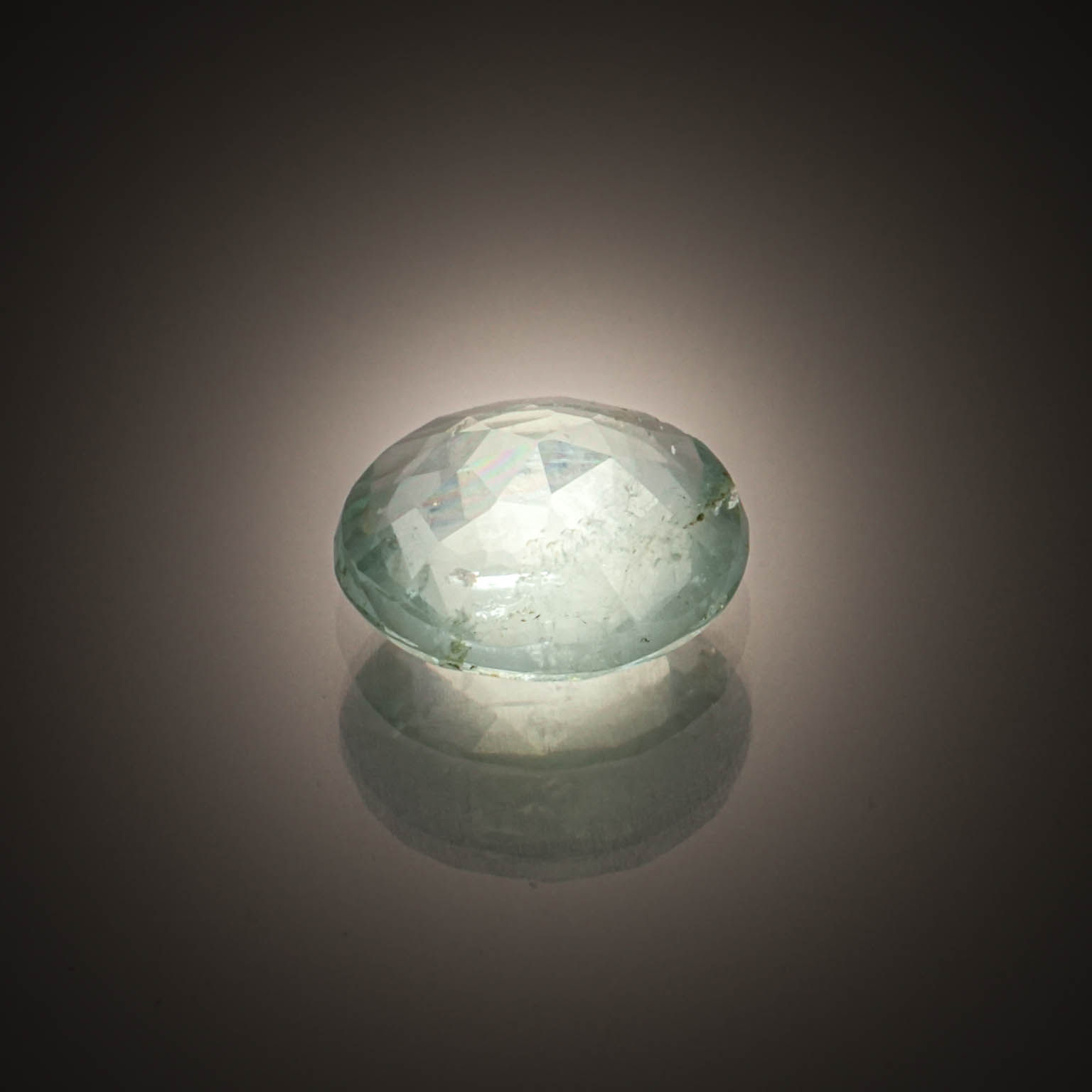 Spinelle violet poire sur papier. - Lazuli