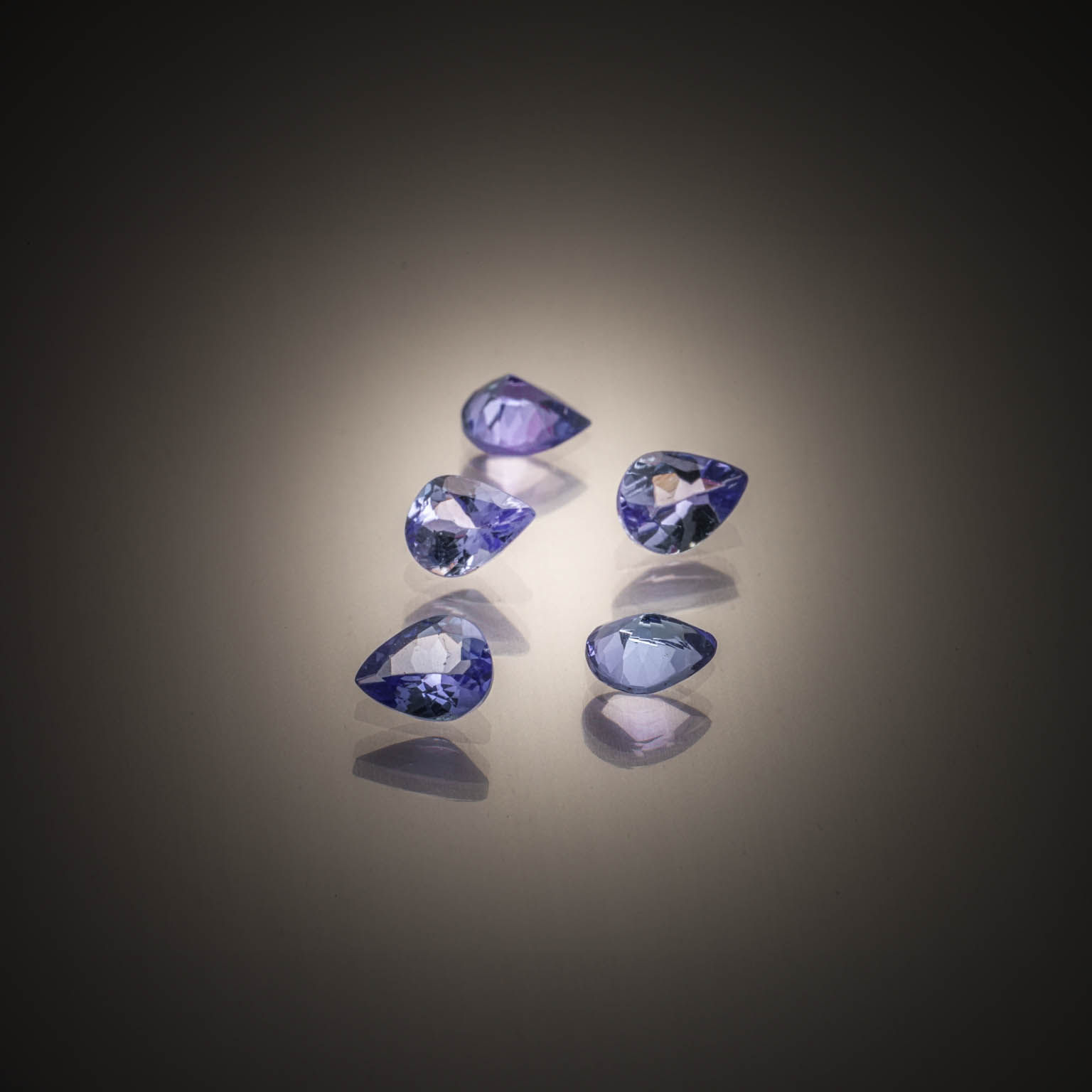 Lot de saphirs roses marquises sur papier. - Lazuli