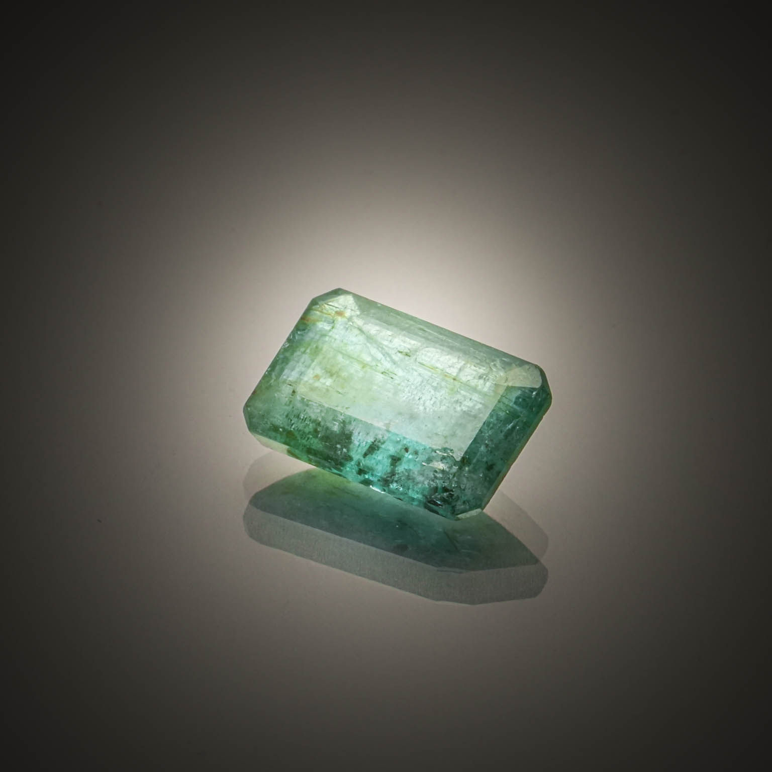 Emeraude rectangulaire à pans coupés sur papier. - Lazuli