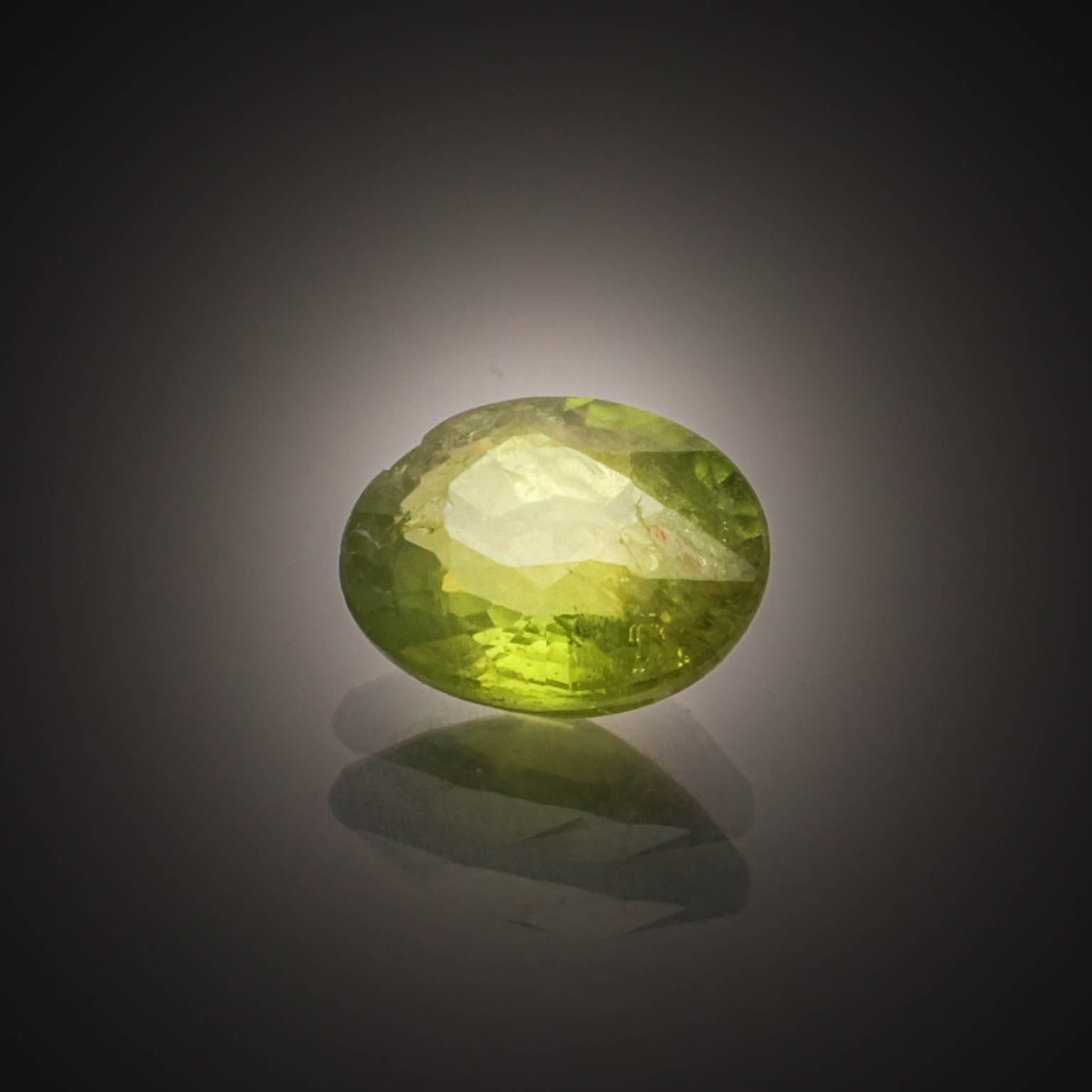 Tourmaline verte rectangulaire sur papier. - Lazuli