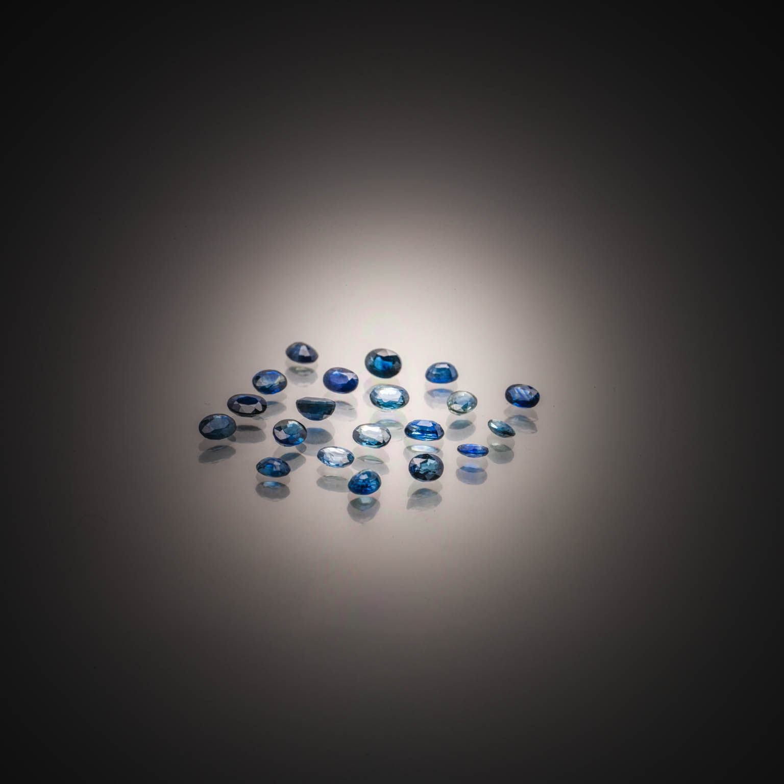 Pierre de lune cabochon sur papier. - Lazuli