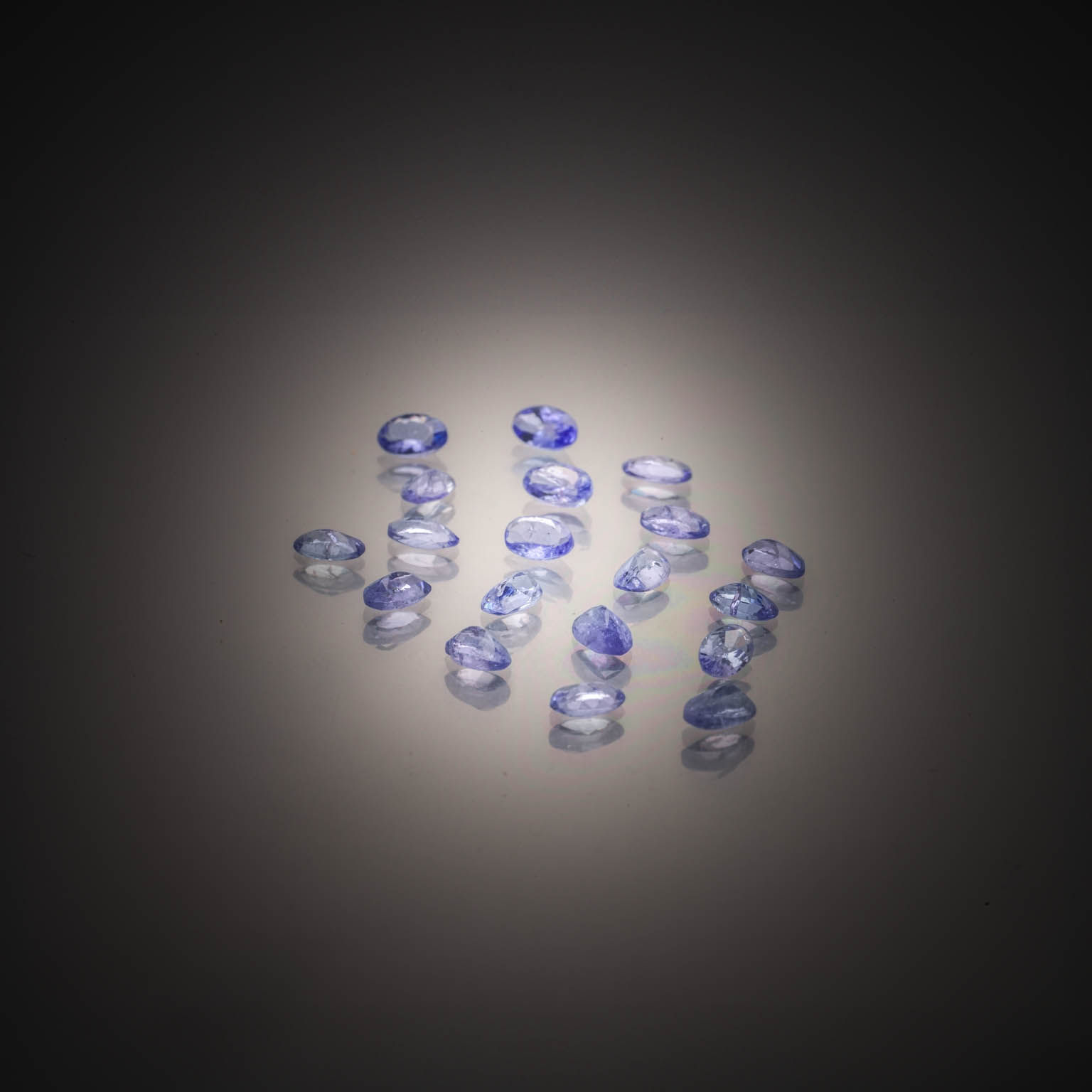 Fluorite bleue/violette ovale sur papier. - Lazuli