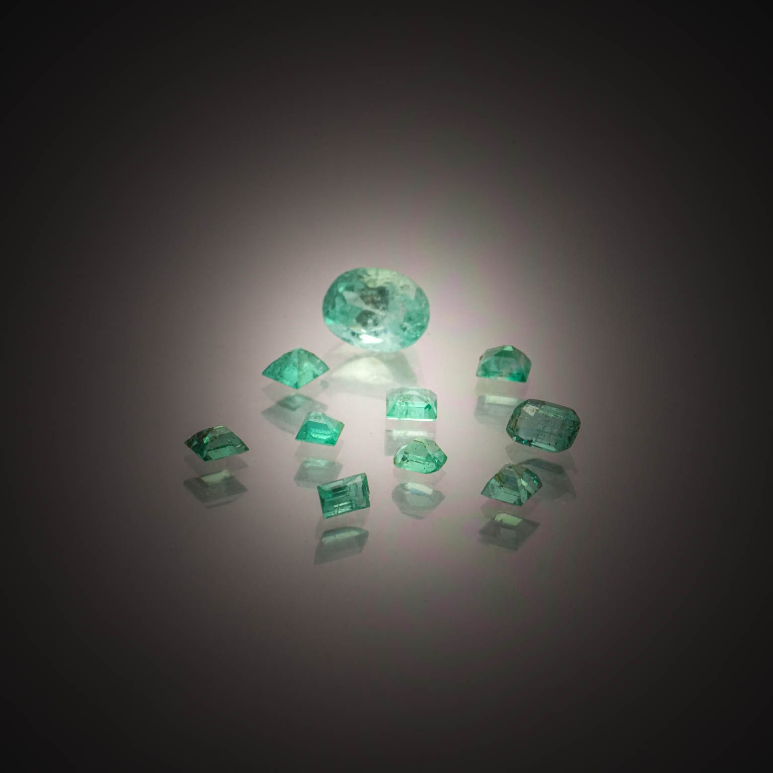 Lot de six saphirs ovales sur papier. - Lazuli