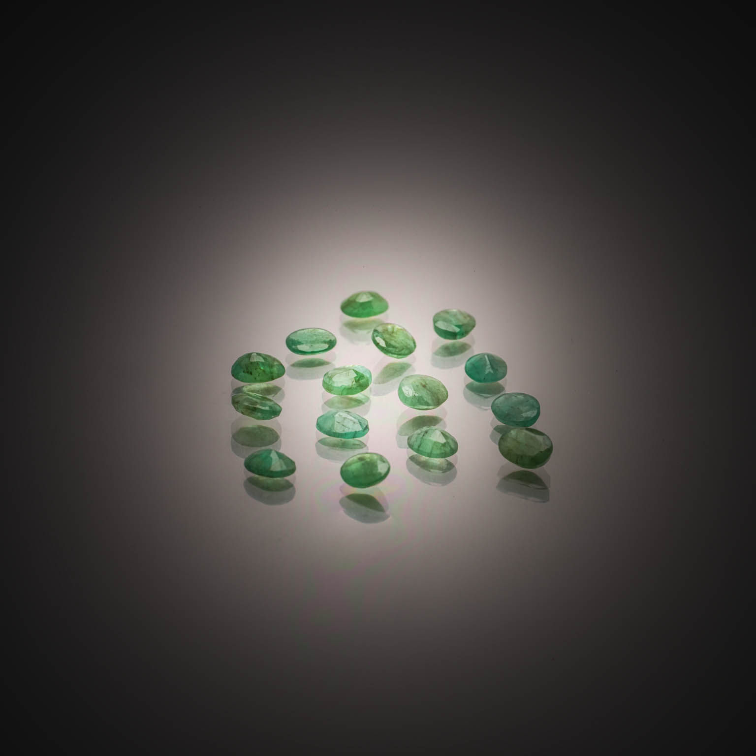Lot de péridots ronds sur papier. - Lazuli
