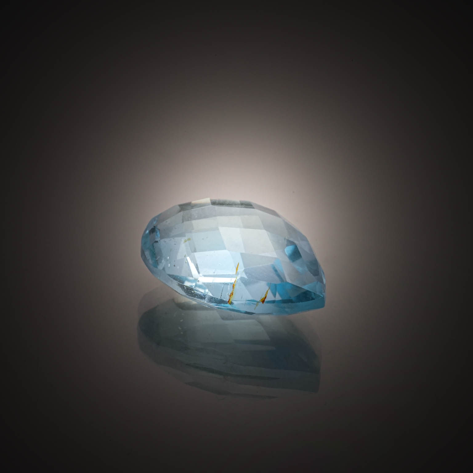 Saphir ovale cabochon sur papier. - Lazuli