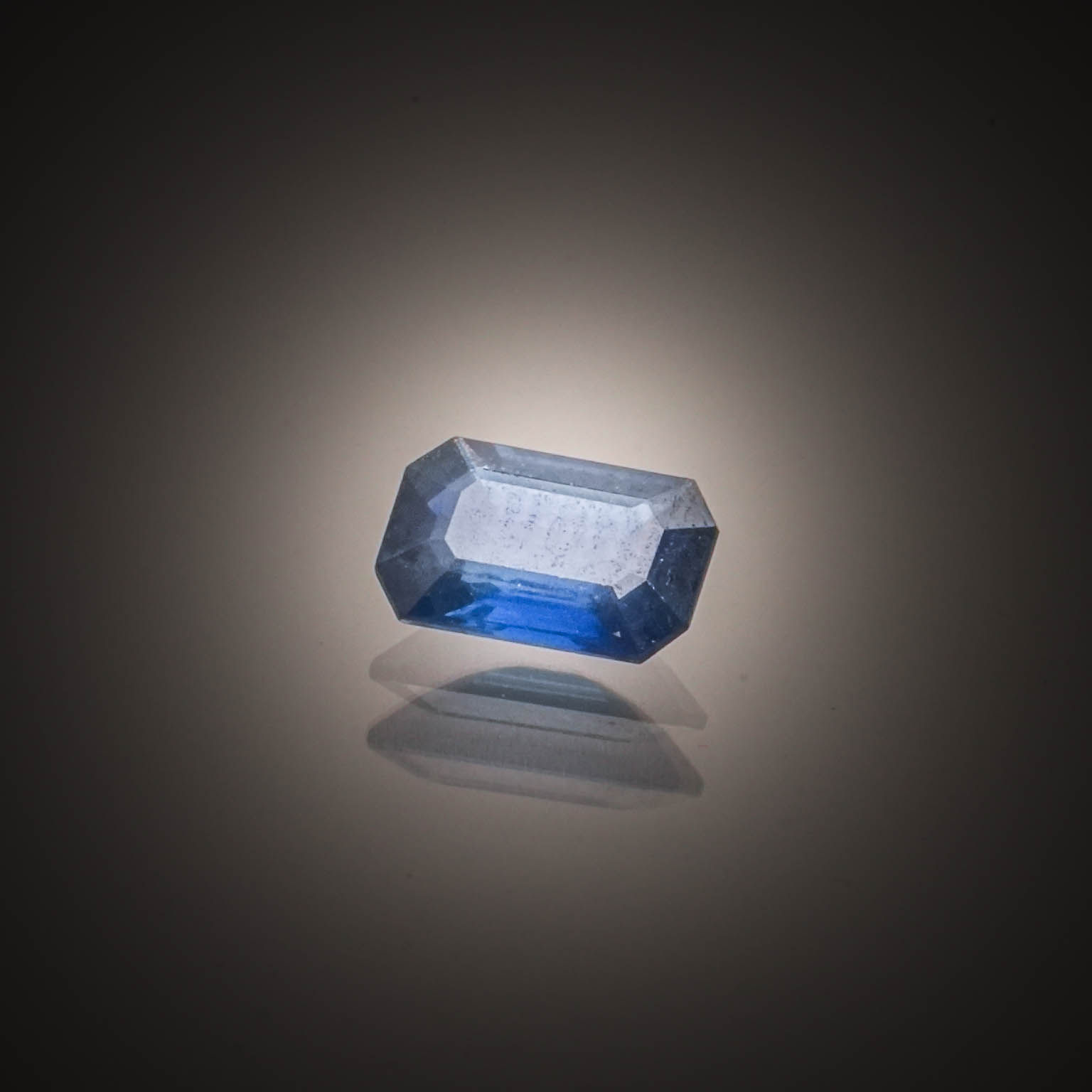 Saphir bleu/vert trillion sur papier. - Lazuli