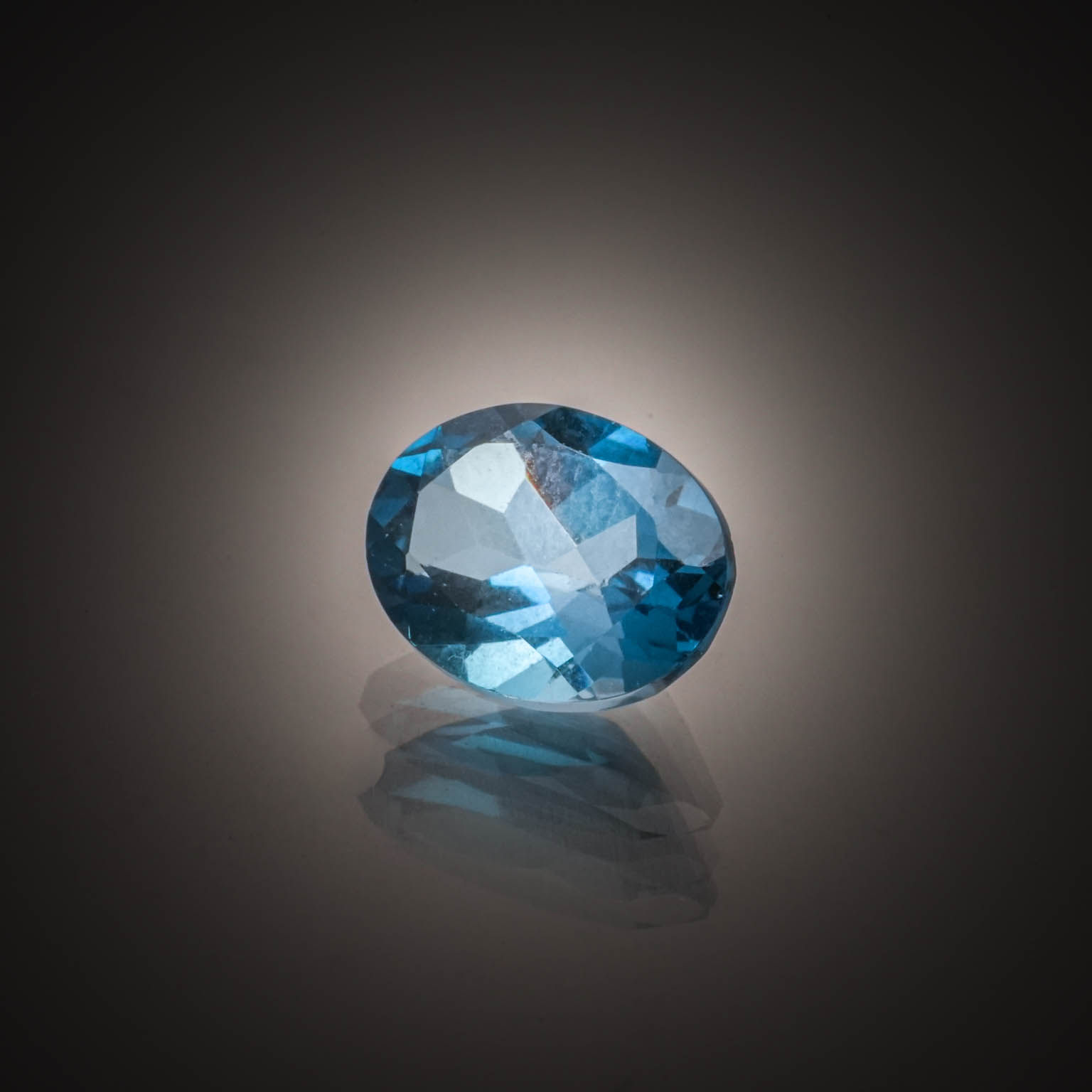 Cristal de roche ovale cabochon sur papier. - Lazuli
