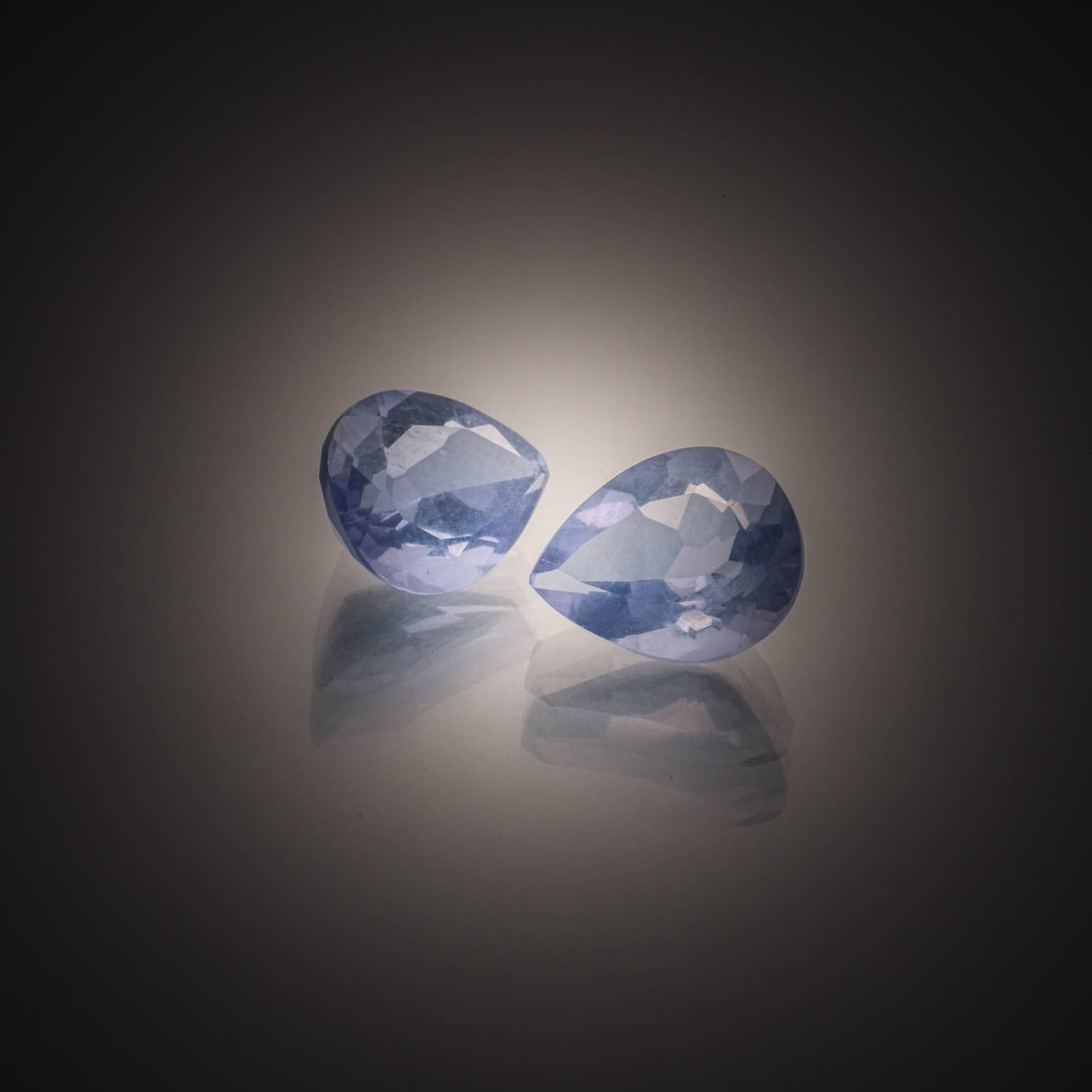 Lot de tanzanites ovales sur papier. - Lazuli
