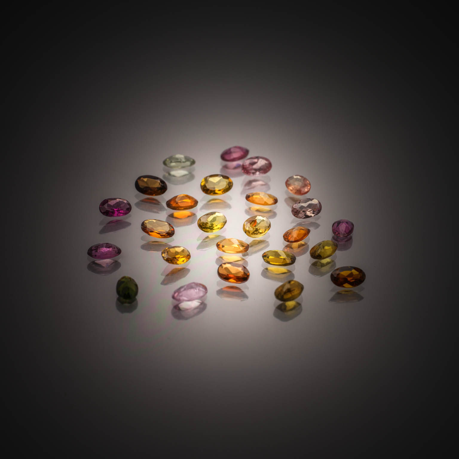 Appairage de rubis étoilés ronds cabochons sur papier. - Lazuli