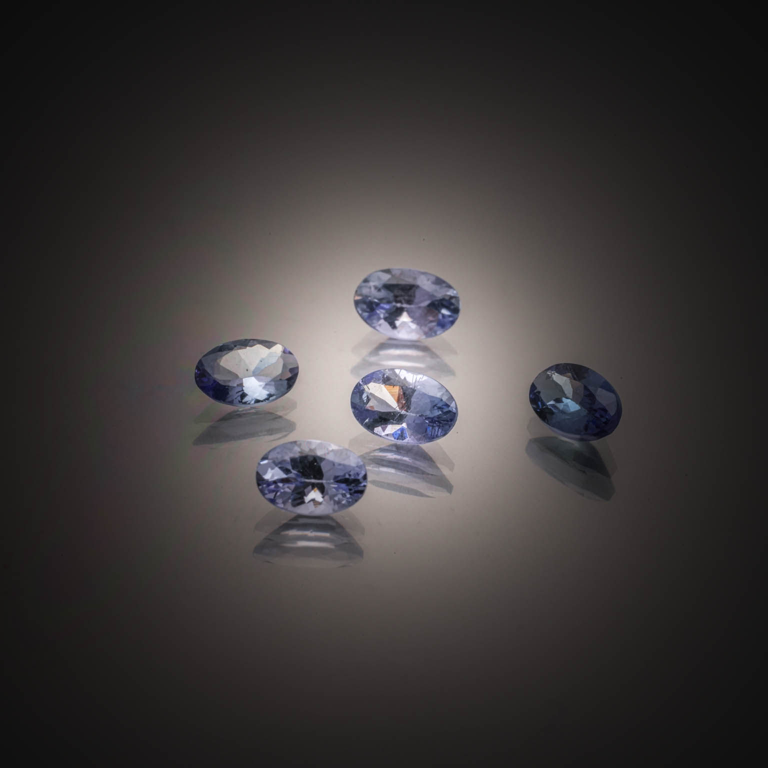 Cristal de roche rond sur papier. - Lazuli