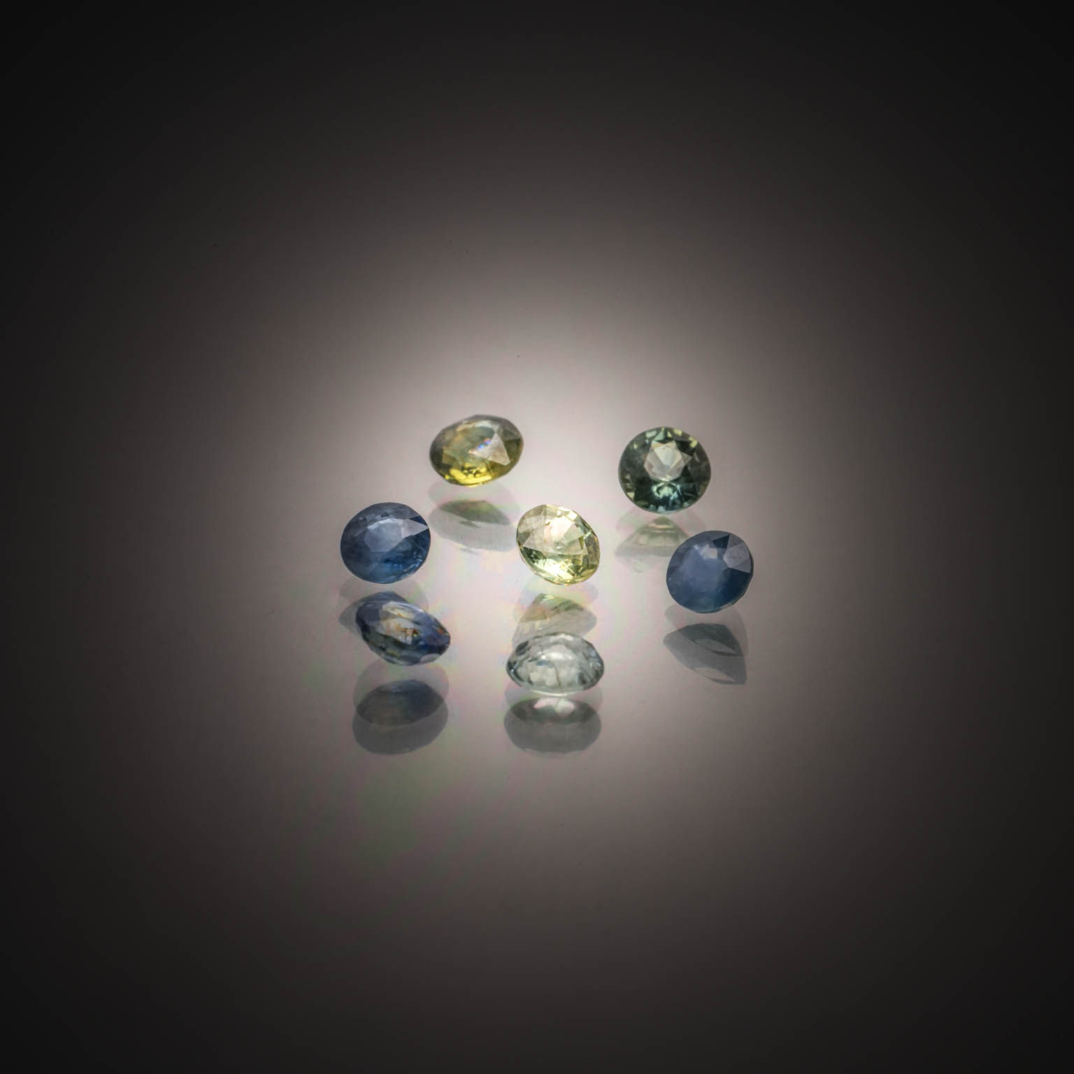 Appairage de tanzanites rondes cabochons sur papier. - Lazuli