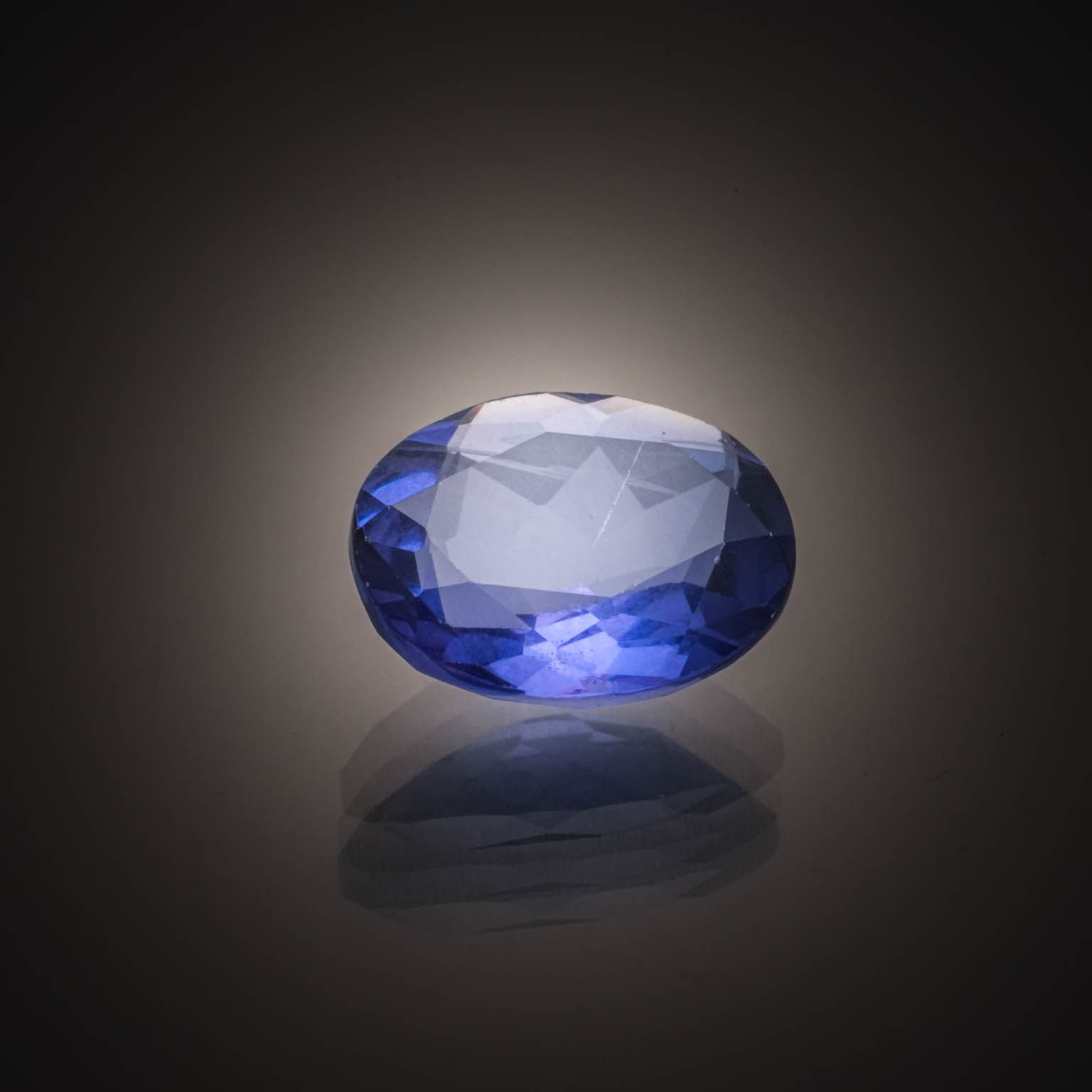 Fluorite bleue/violette ovale sur papier. - Lazuli