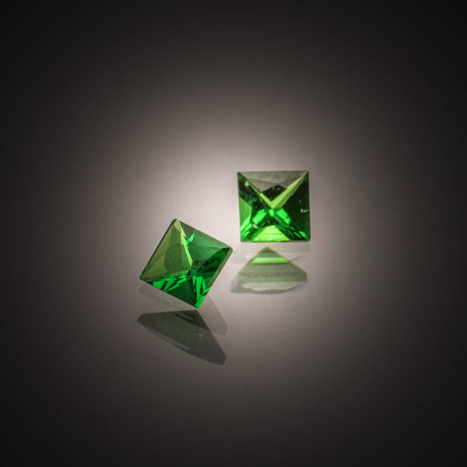 Lot de tanzanites rondes sur papier. - Lazuli