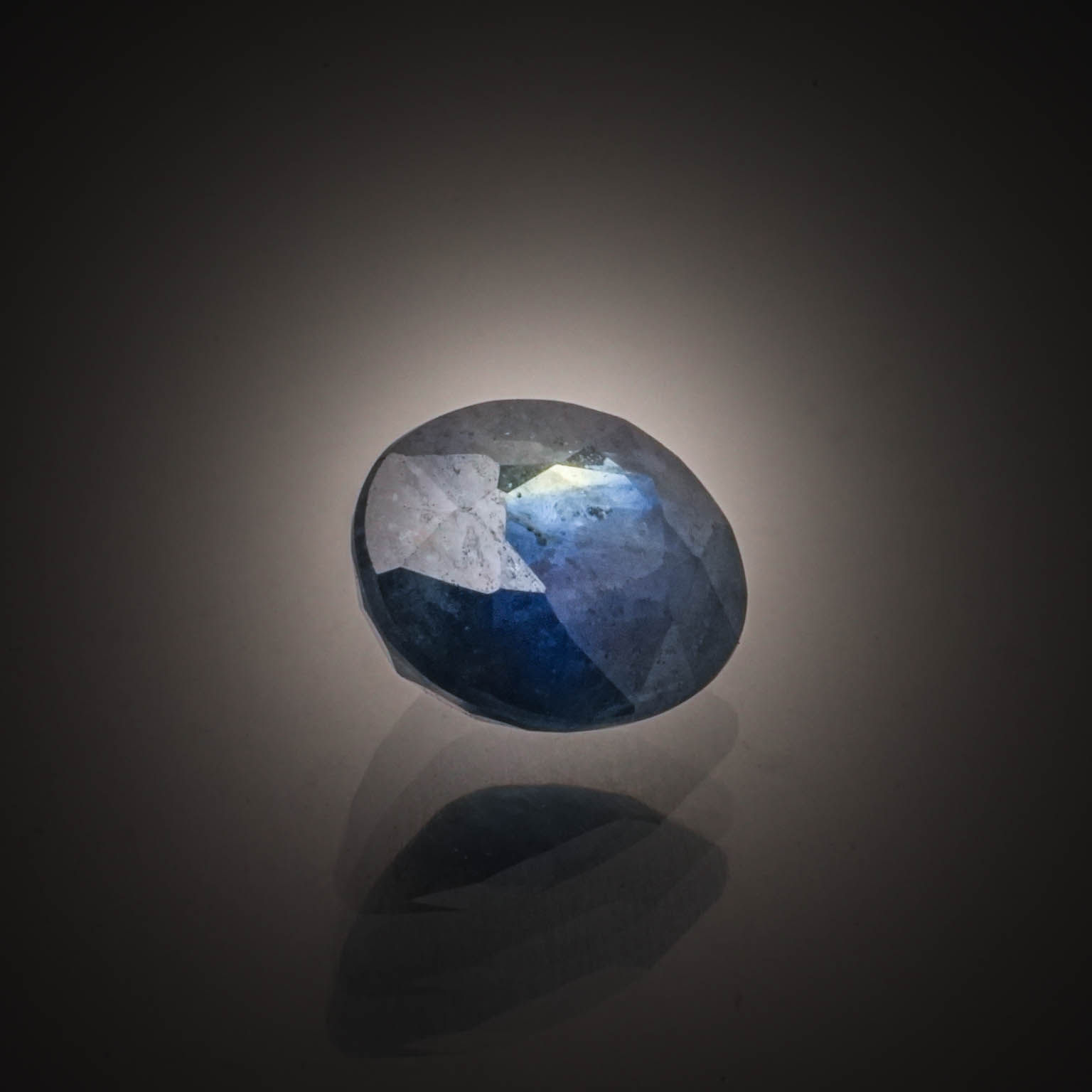 Pierre de lune poire cabochon sur papier. - Lazuli