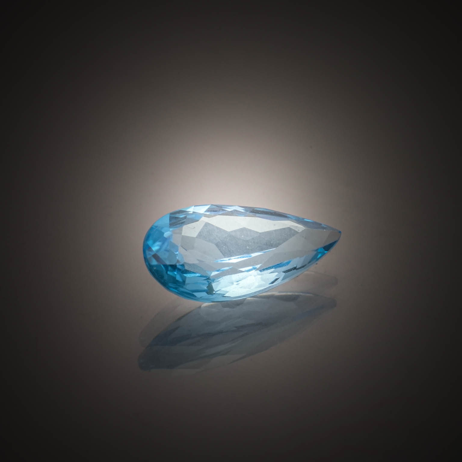 Opale ovale cabochon sur papier. - Lazuli
