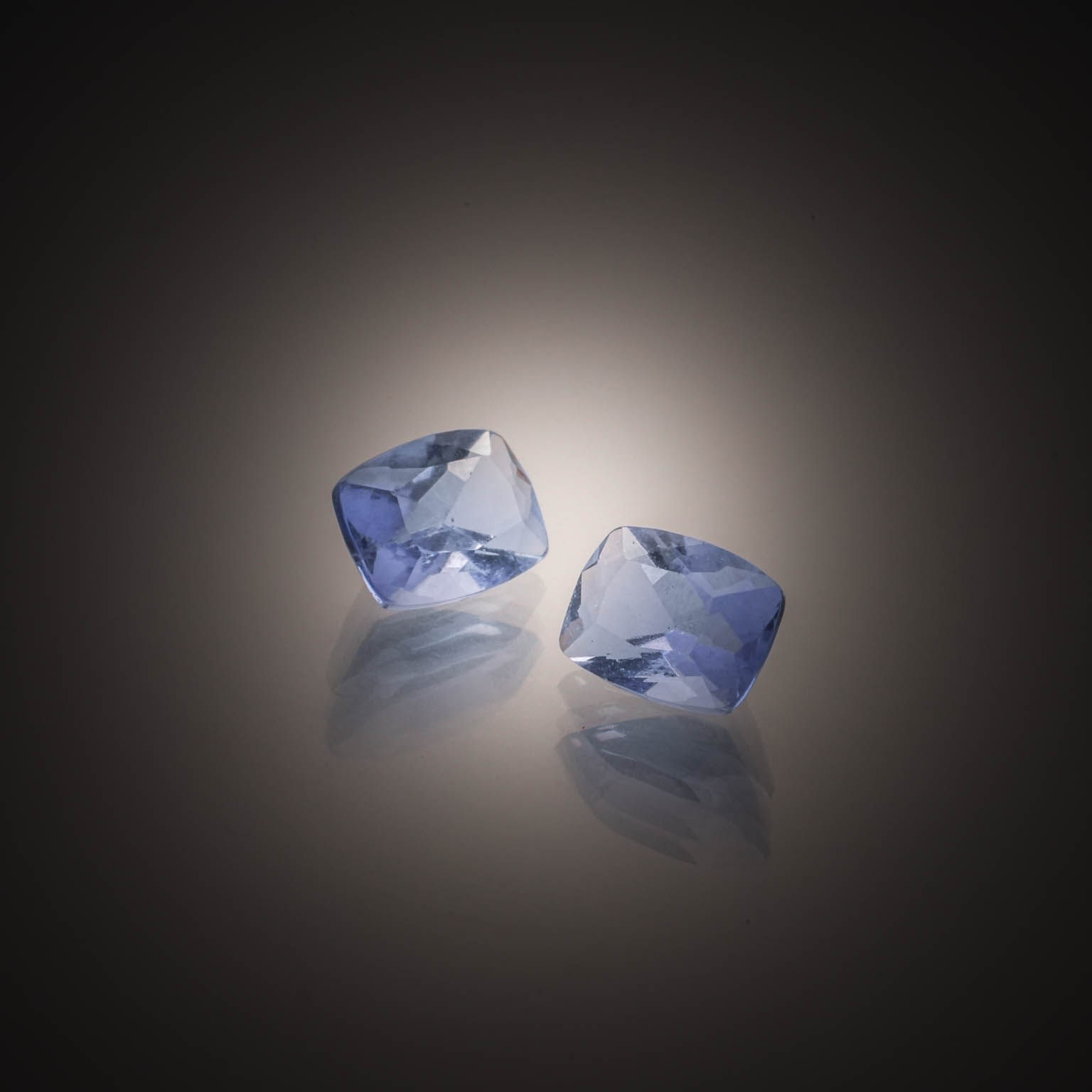 Tanzanite coussin sur papier. - Lazuli