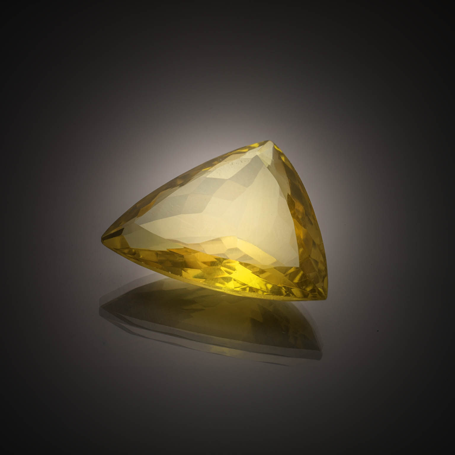 Saphir jaune coussin sur papier. - Lazuli