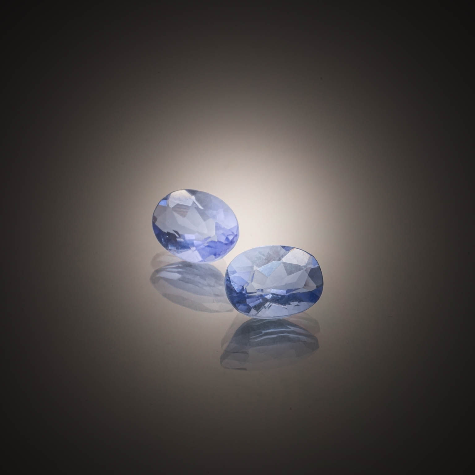 Saphir rose (light) coussin sur papier. - Lazuli