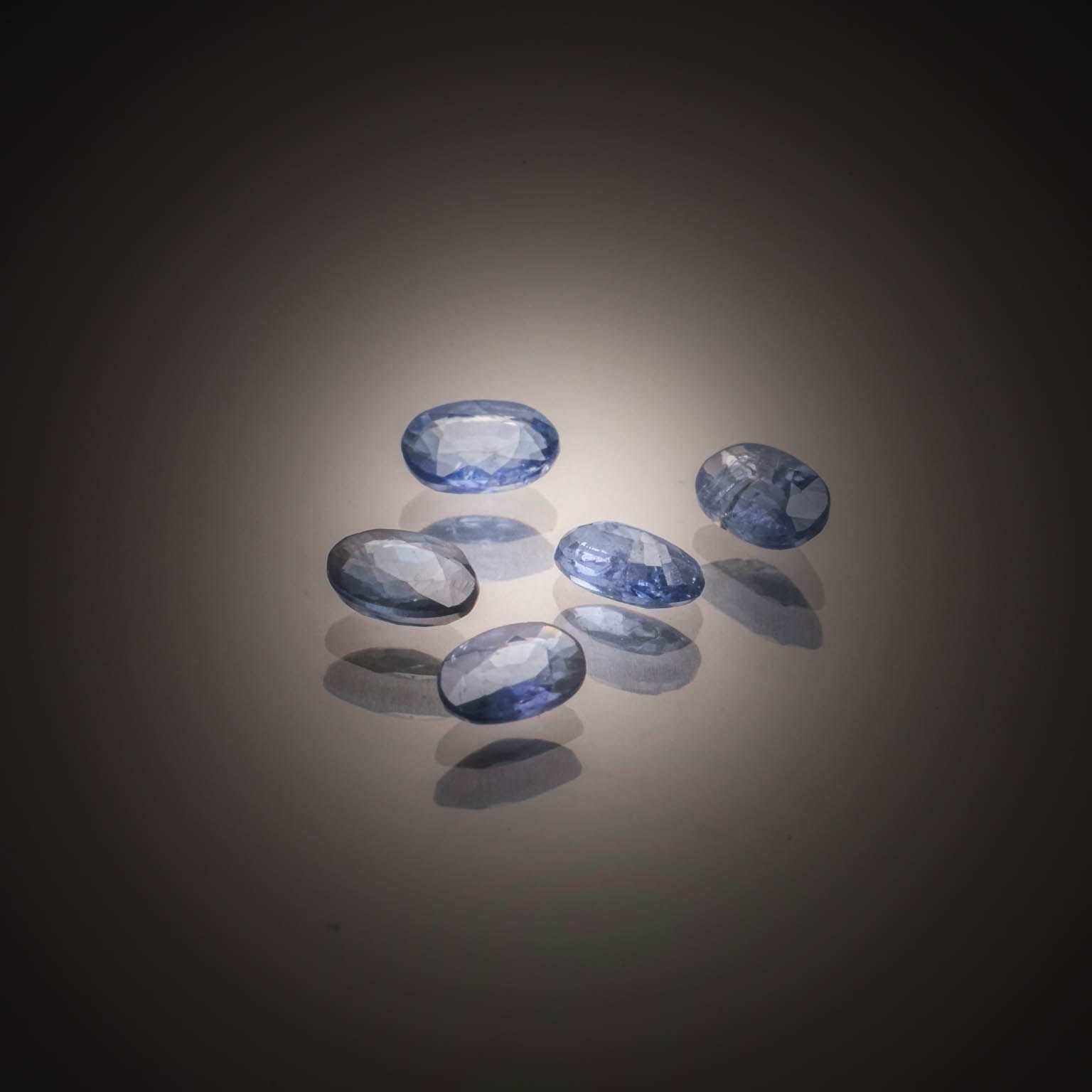 Lot de tourmalines ovales sur papier. - Lazuli