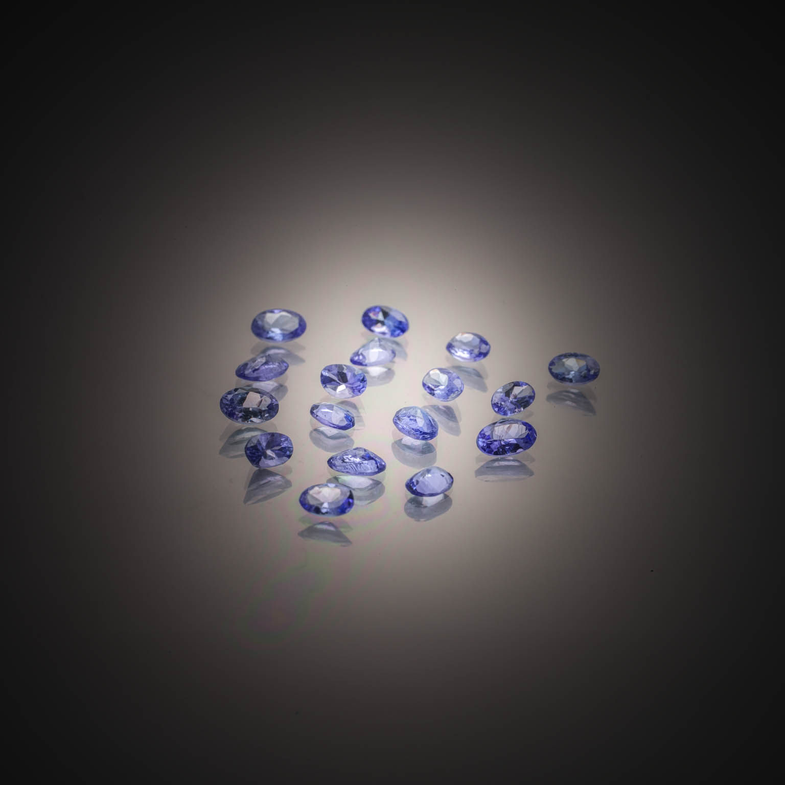 Grenat spessartite octogonal sur papier. - Lazuli