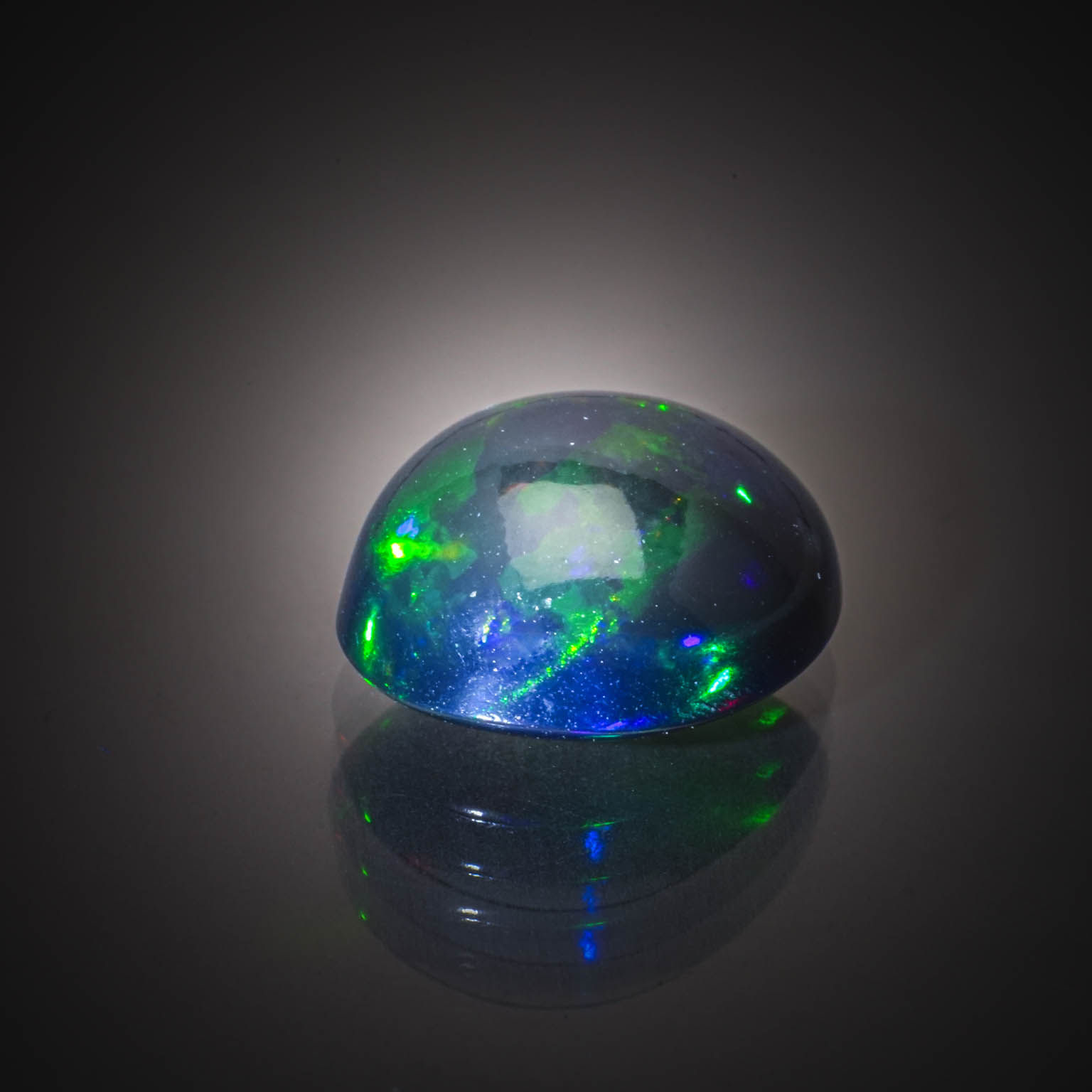 Malachite ovale cabochon sur papier. - Lazuli