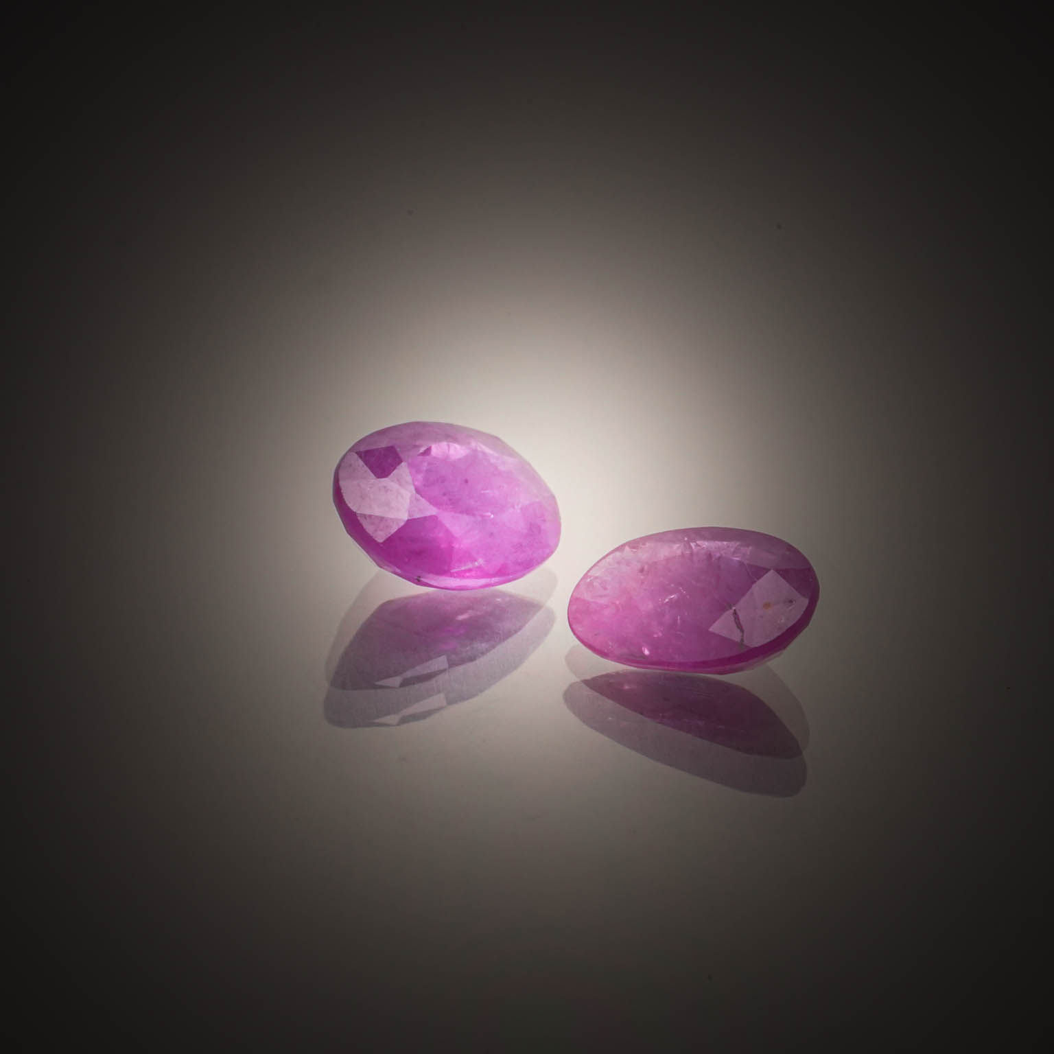 Appairage de tanzanites ovales sur papier. - Lazuli