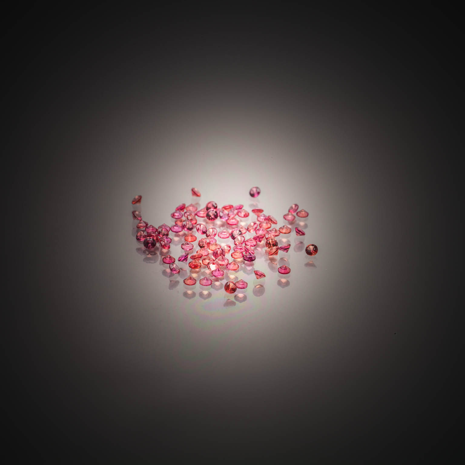 Lot de saphirs padparadschas ronds sur papier. - Lazuli