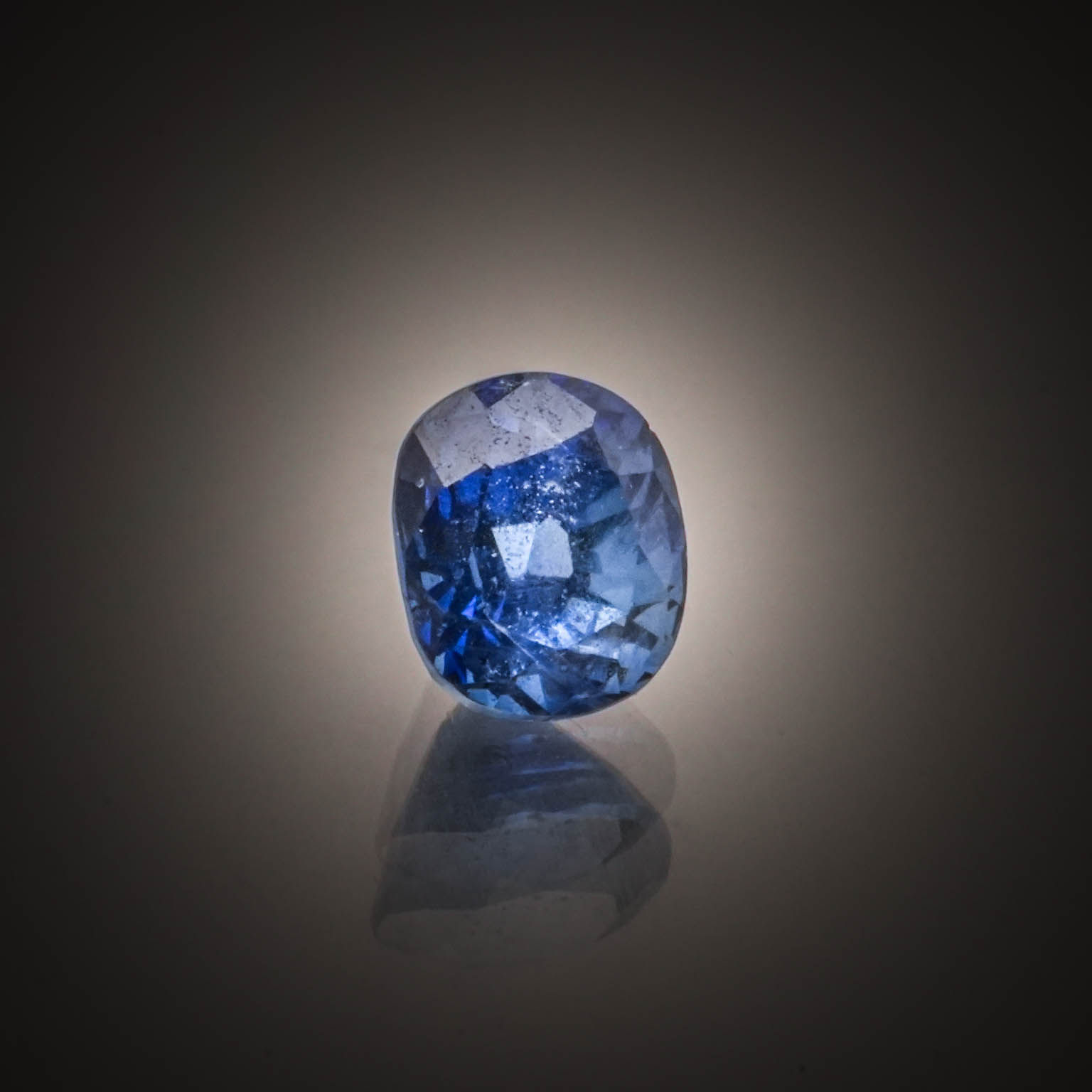 Lot de cinq cyanites bleues ovales sur papier. - Lazuli