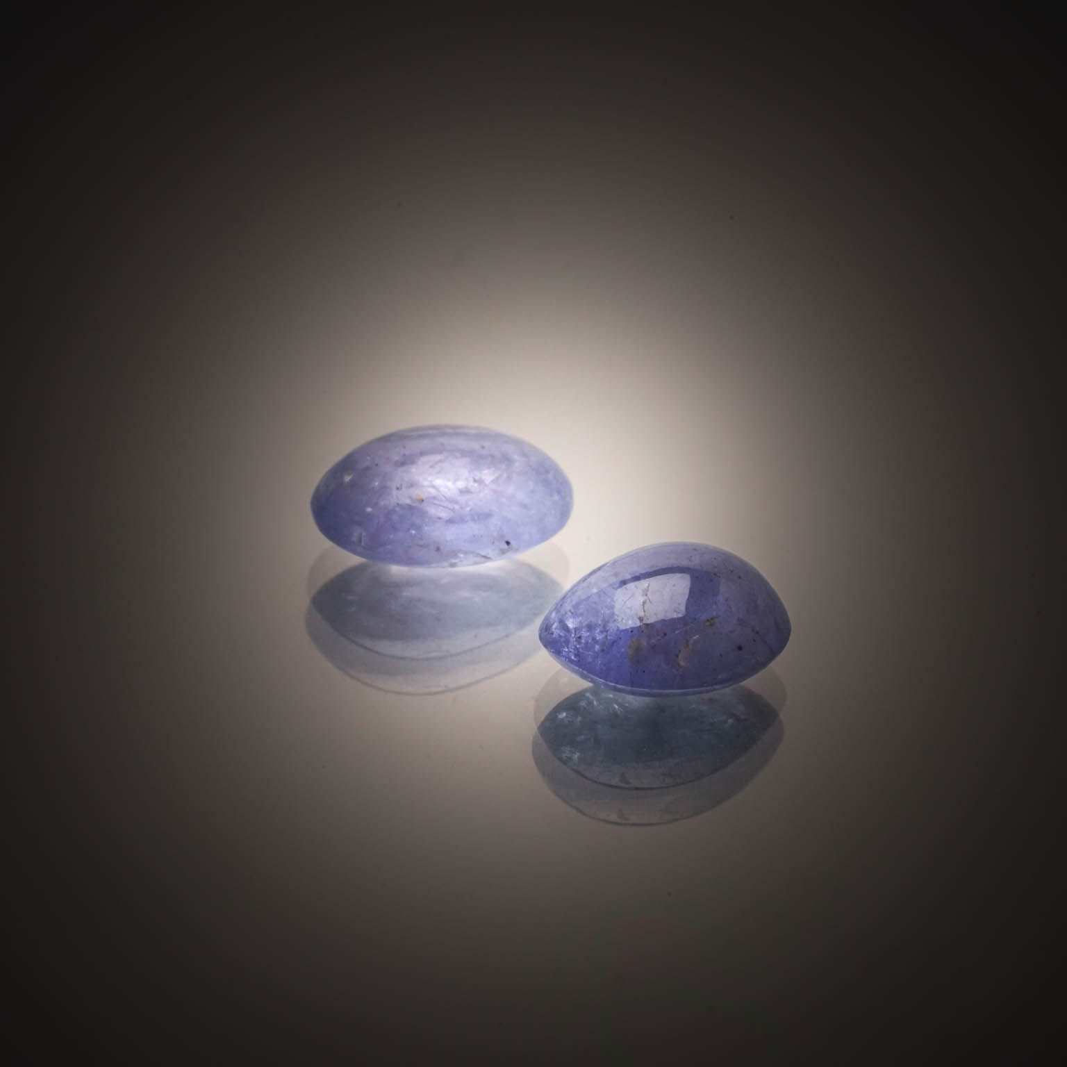 Amétrine poire cabochon sur papier. - Lazuli
