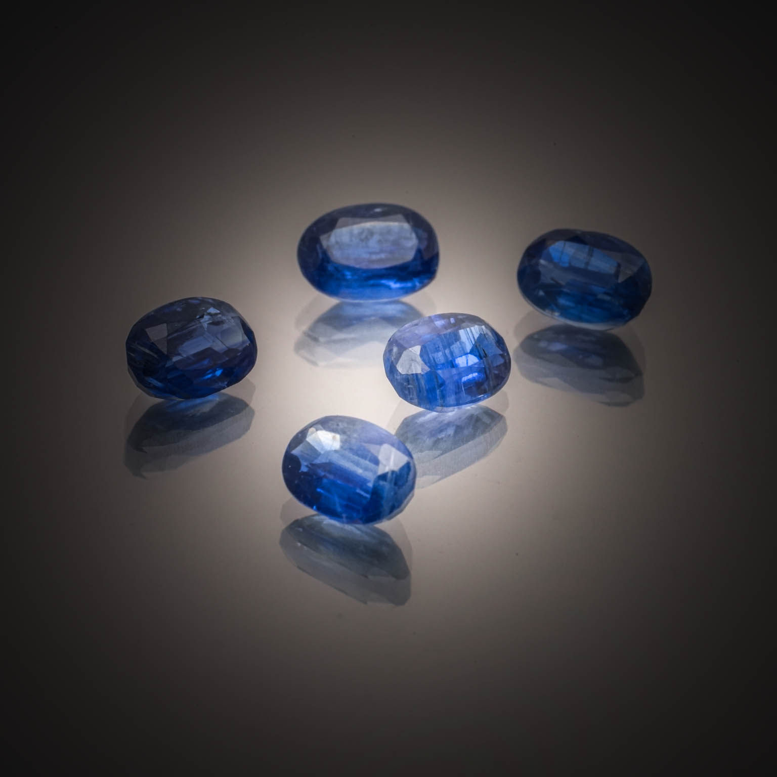 Lot de cinq cyanites bleues ovales sur papier. - Lazuli