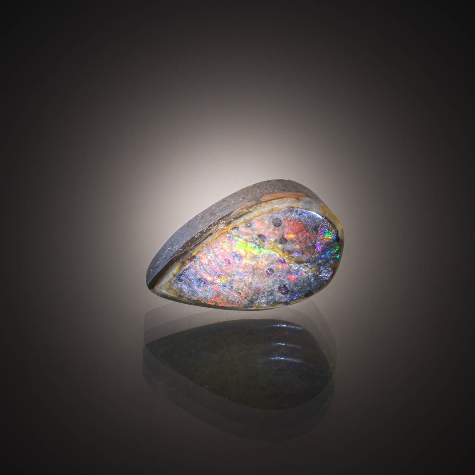 Grenat rhodolite poire sur papier. - Lazuli