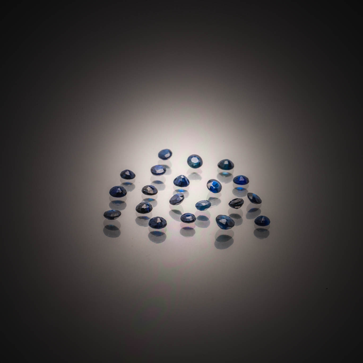 Saphir coussin sur papier. - Lazuli