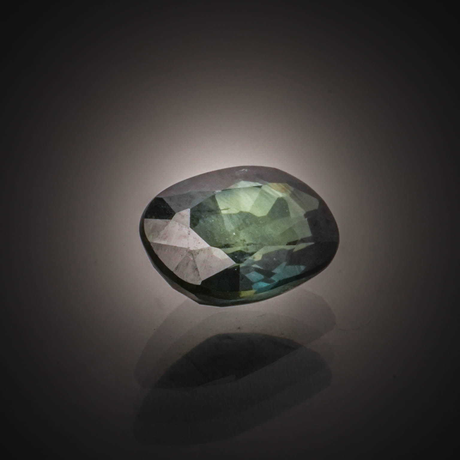 Apatite jaune ovale sur papier. - Lazuli
