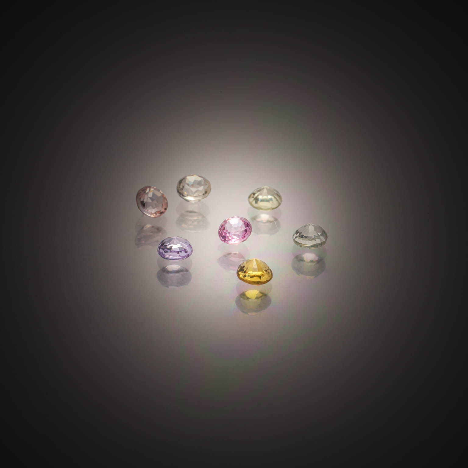 Lot de quatre saphirs bleus/jaunes rectangulaires sur papier. - Lazuli