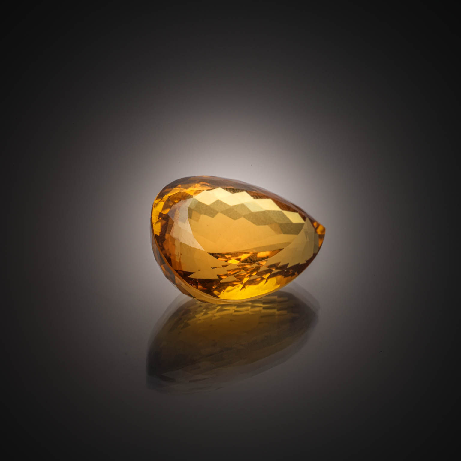 Citrine poire sur papier. - Lazuli
